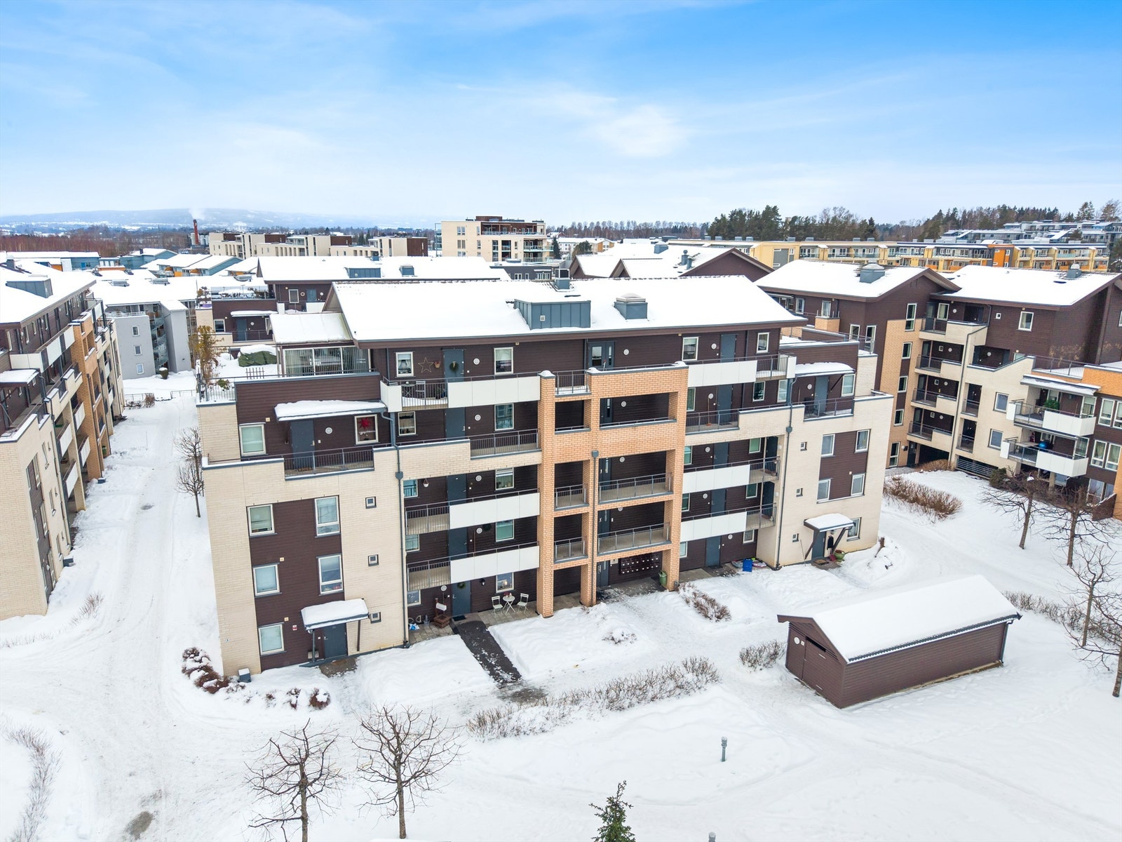 Leiligheten ligger i 2. etasje. Trappefritt til leiligheten og ned i garasjen Galleribilde