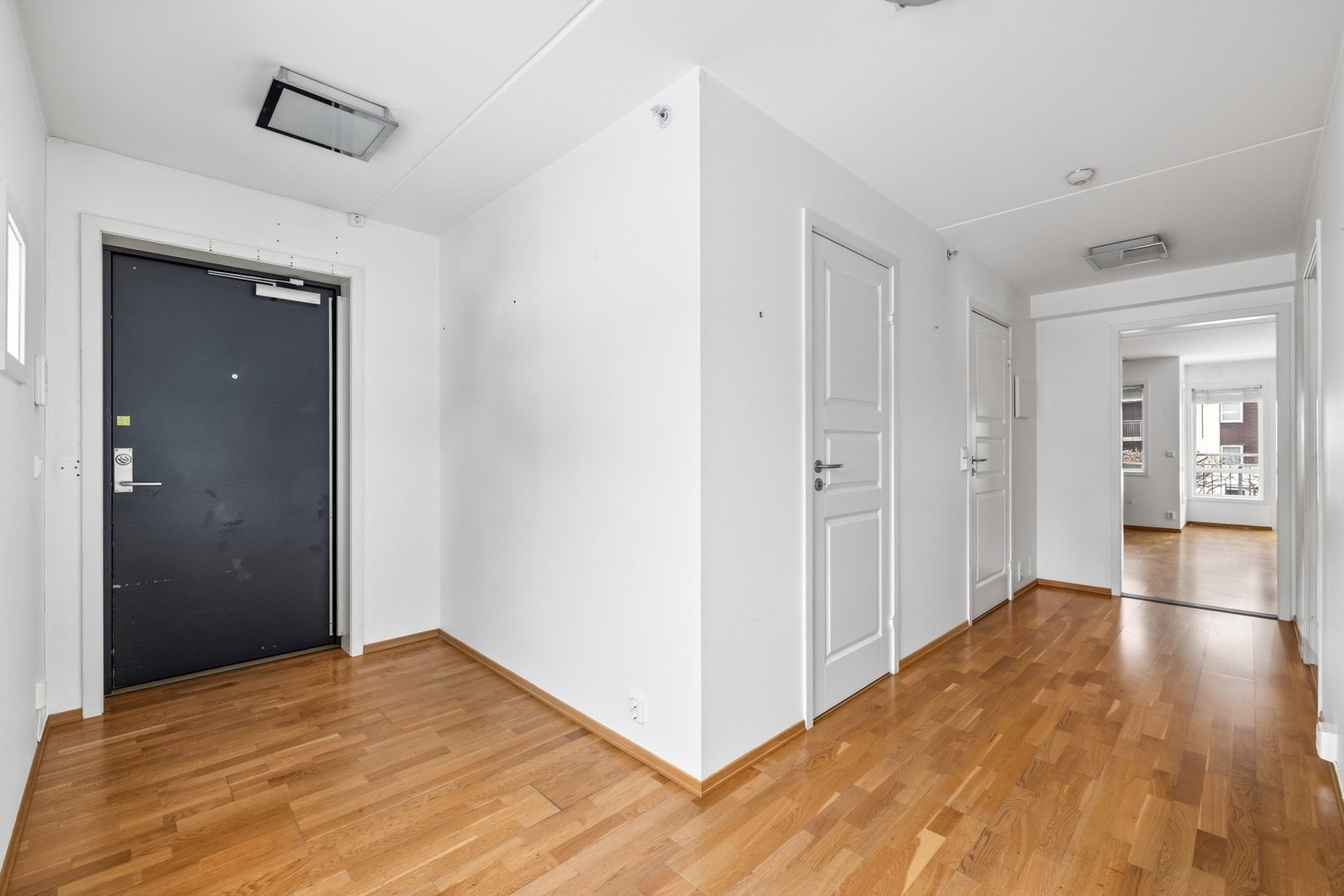 Leiligheten er lys og gjennomgående med parkett på gulv. Praktisk bod i tilknytning til entre Galleribilde