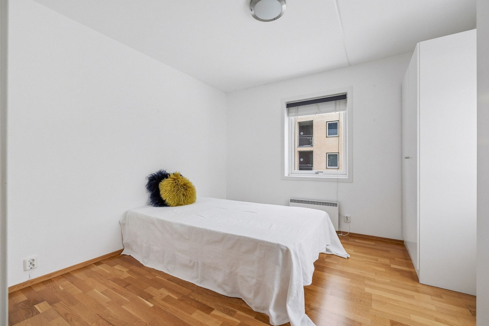 Soverom 1. God størrelse med god plass til seng og garderobeskap. Galleribilde