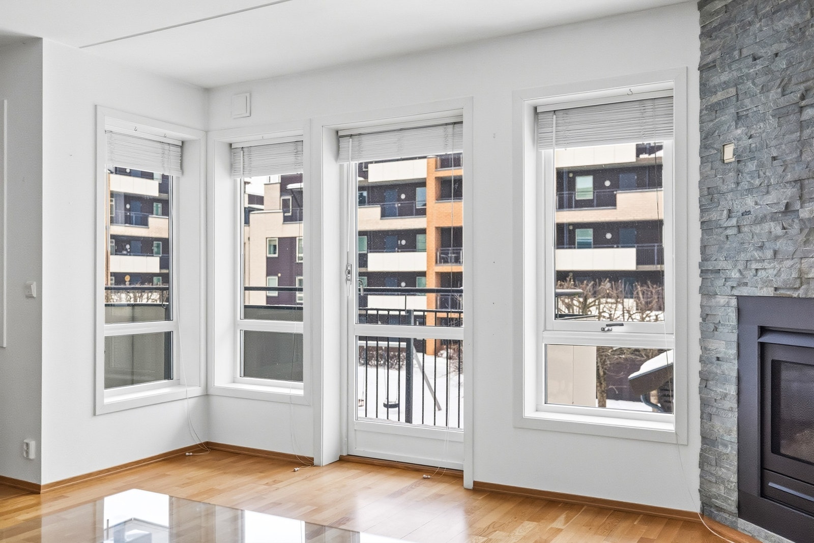 Fra stuen er det utgang til balkong Galleribilde