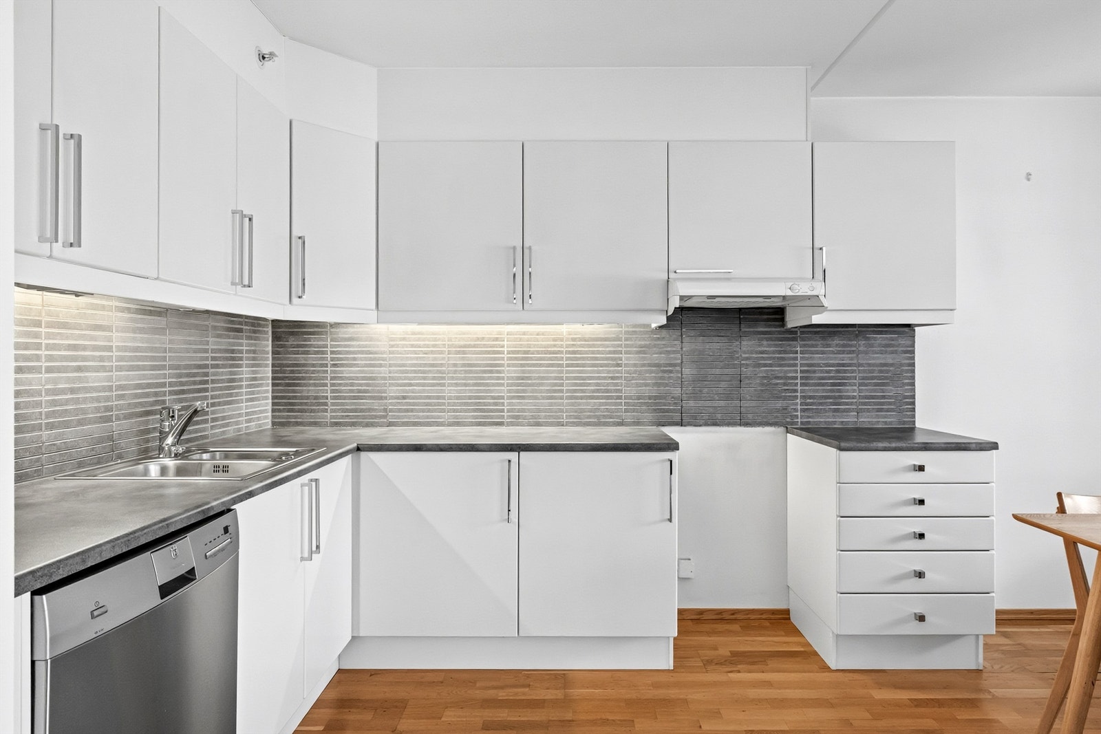 Kjøkken med innredning i profilerte fronter, benkeplate av laminat. Godt med skap og benkeplass Galleribilde