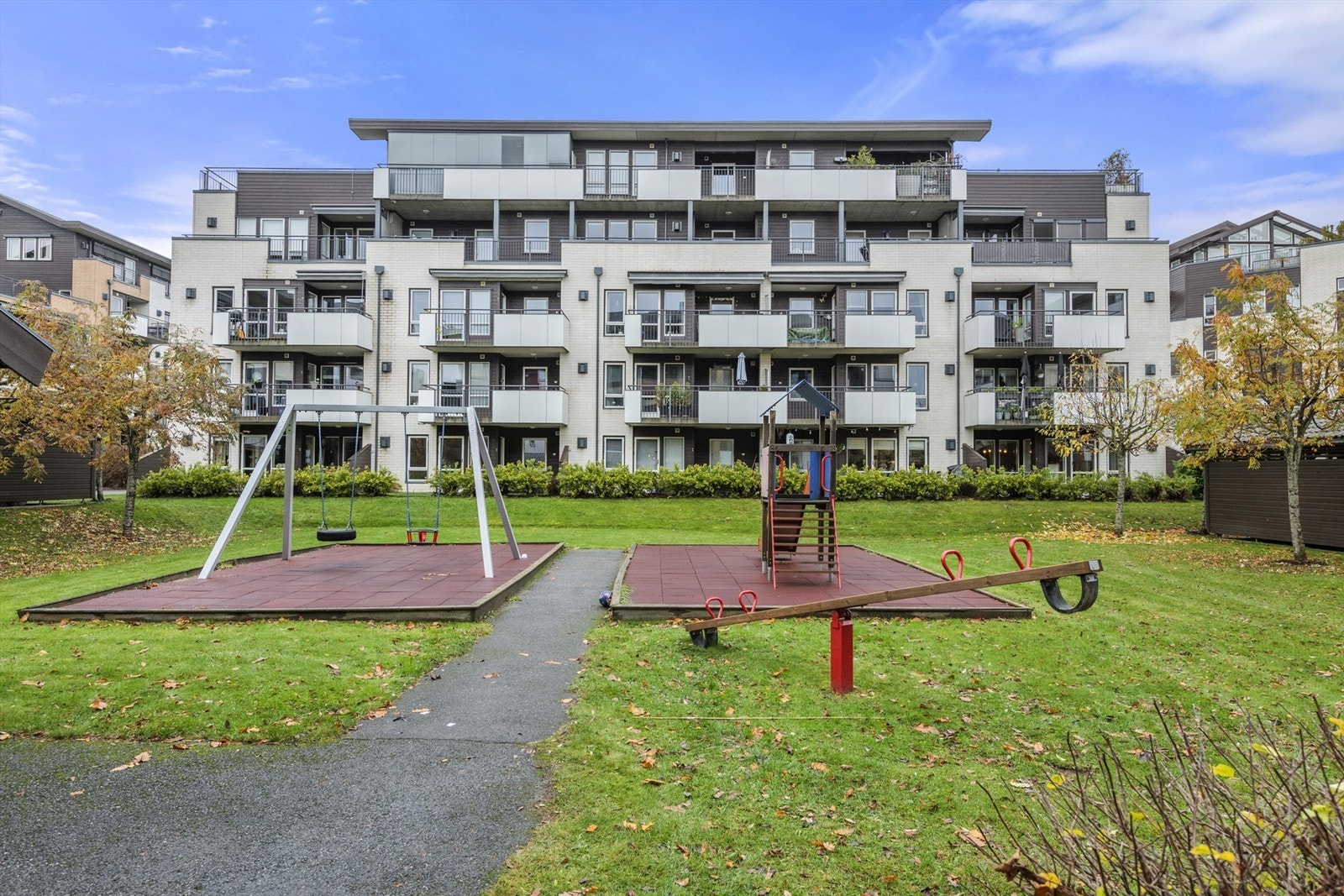 Omkring Såvegen finnes mange flotte grøntarealer og turmuligheter for liten, stor og firbente. Lekeplasser, butikker, cafeer, restauranter m.m. Alt i umiddelbart nærhet Galleribilde