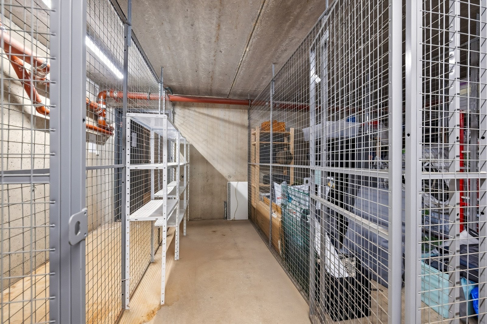 Leiligheten disponerer en kjellerbod på 5 kvm med god plass for lagring Galleribilde