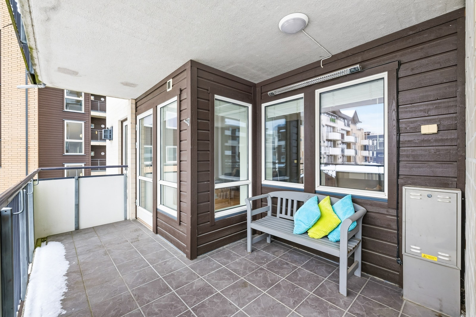 Balkongen er på 9 kvm og har god plass til utemøbler Galleribilde