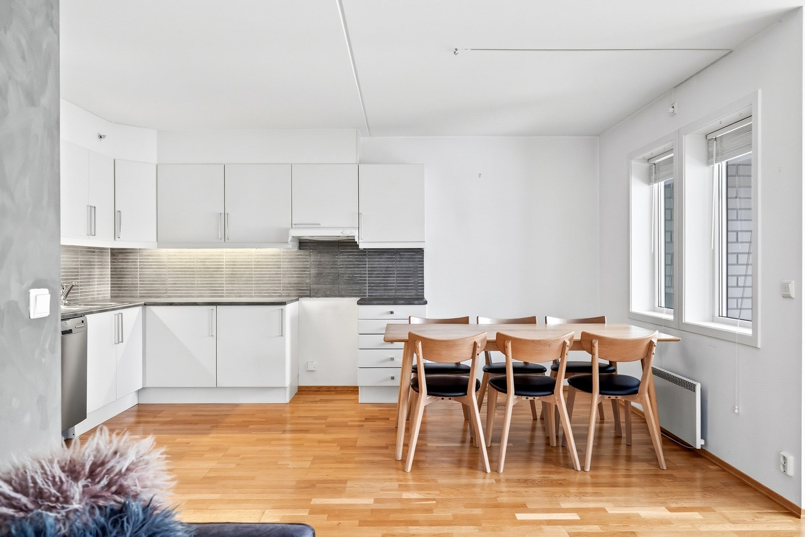 Lyst kjøkken med god plass til spisegruppe. Her kan familie og venner samles for gode måltider Galleribilde