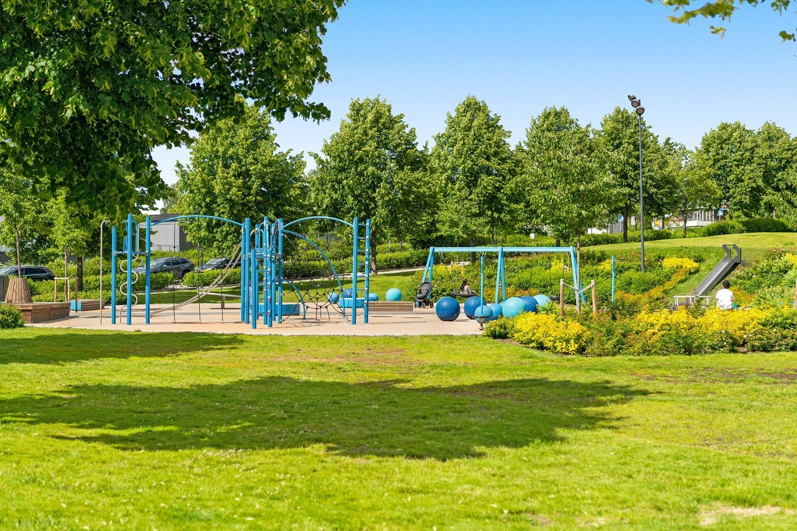 Omkring Såvegen finnes mange flotte grøntarealer og turmuligheter for liten, stor og firbente. Lekeplasser, butikker, cafeer, restauranter m.m. Alt i umiddelbart nærhet Galleribilde