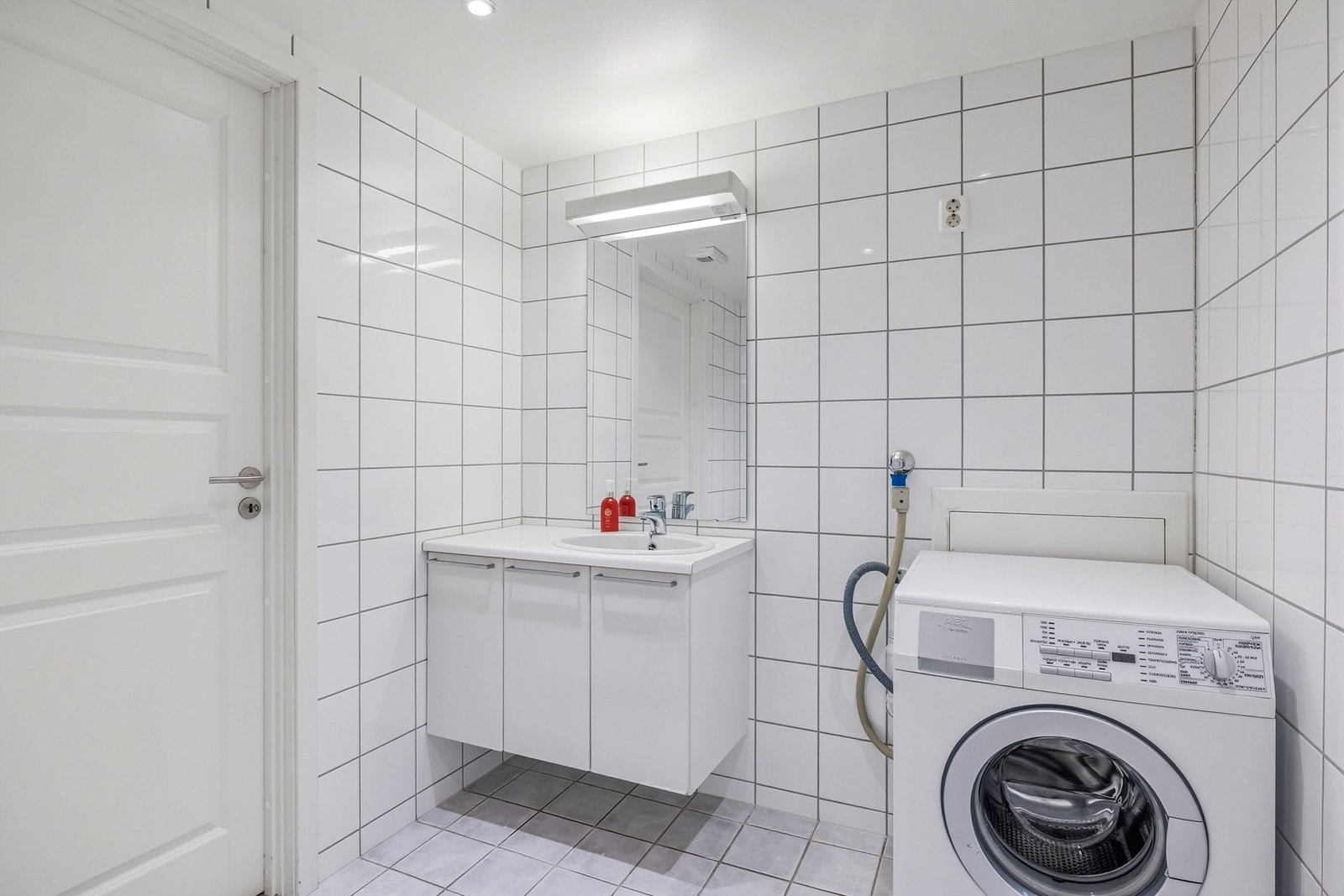 Det er vegghengt servantskap med nedfelt servant og speil med overlys. Vaskemaskin kan følge Galleribilde