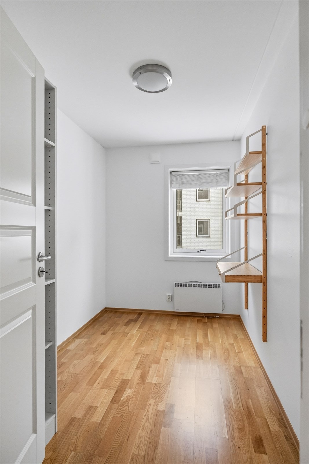 Soverom 3, lyst soverom med skap for oppbevaring Galleribilde