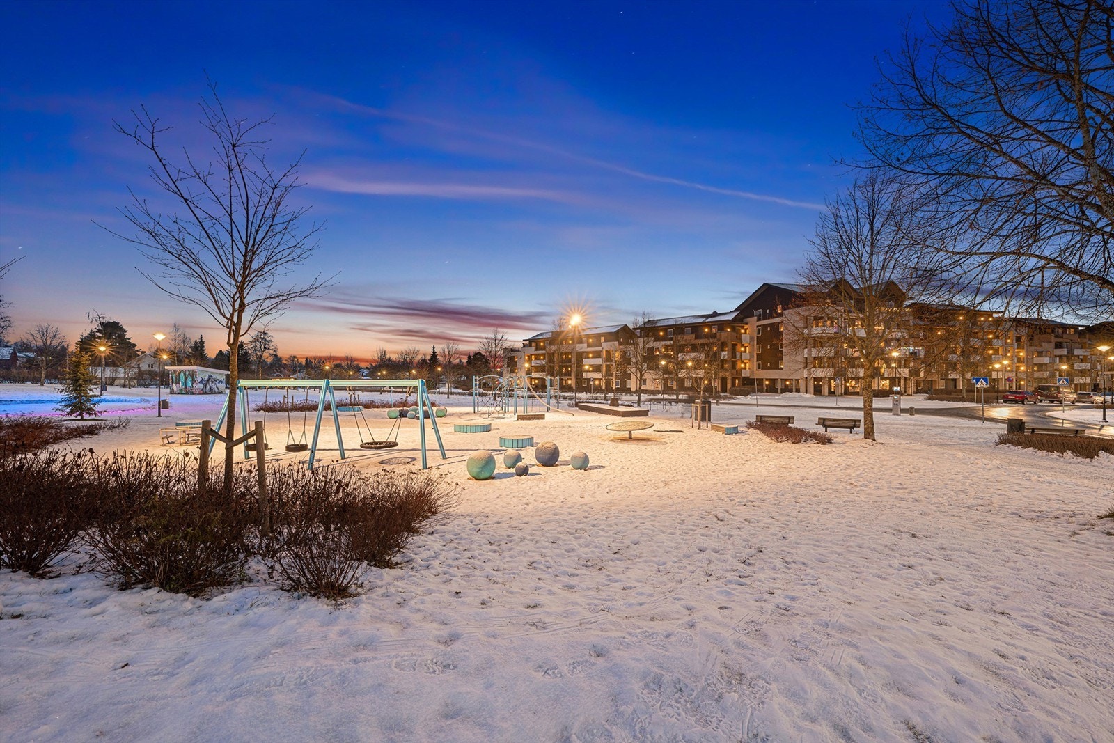 Omkring Såvegen finnes mange flotte grøntarealer og turmuligheter for liten, stor og firbente. Lekeplasser, butikker, cafeer, restauranter m.m. Alt i umiddelbart nærhet Galleribilde