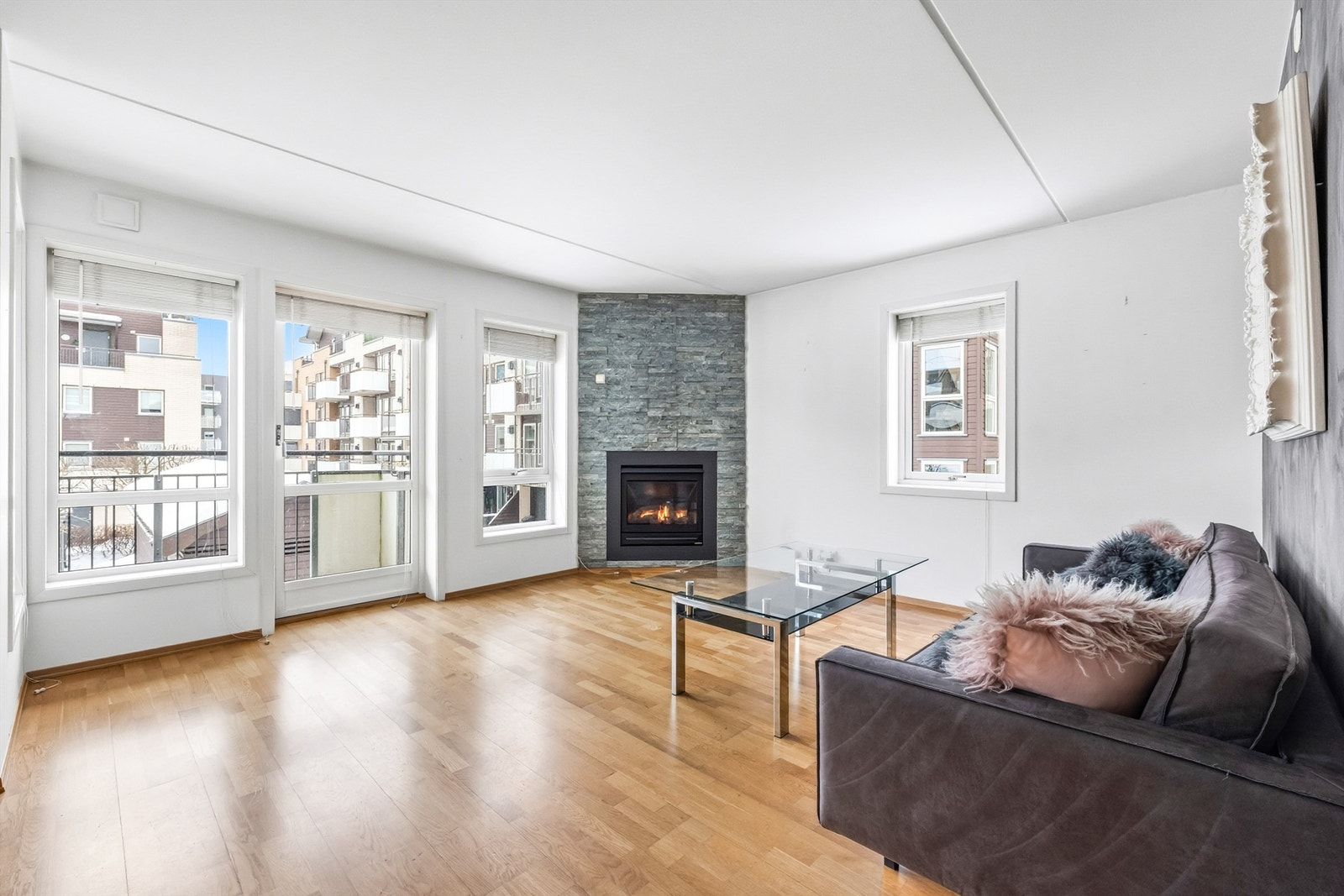 Stue med god plass til sofa og øvrig møblement. Gasspeisen i stuen gir god varme og en koselig atmosfære Galleribilde