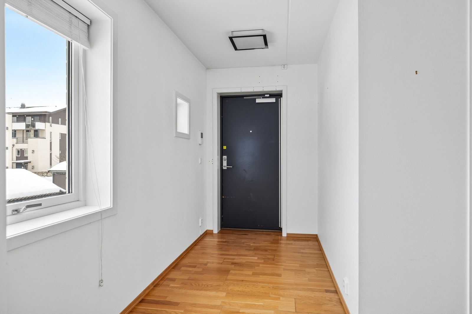 Velkommen inn! Lys entré med plass til å henge fra seg yttertøy og sko Galleribilde