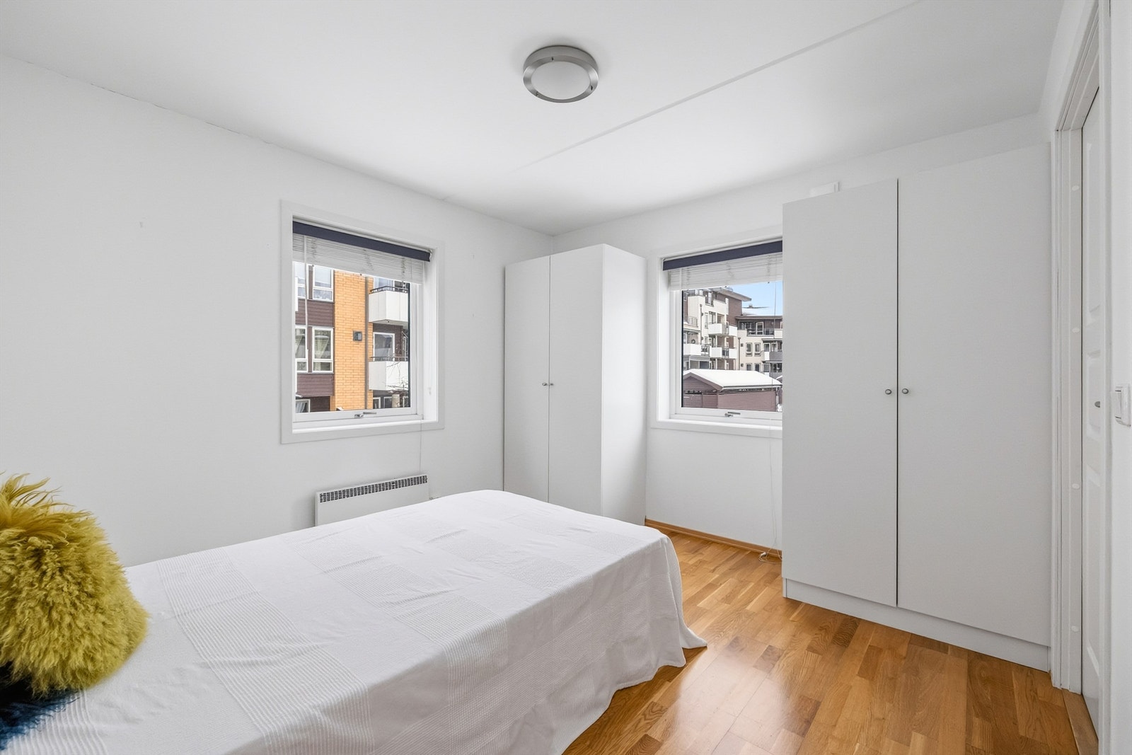 Soverommet har godt med oppbevaringsplass i flere garderobeskap Galleribilde