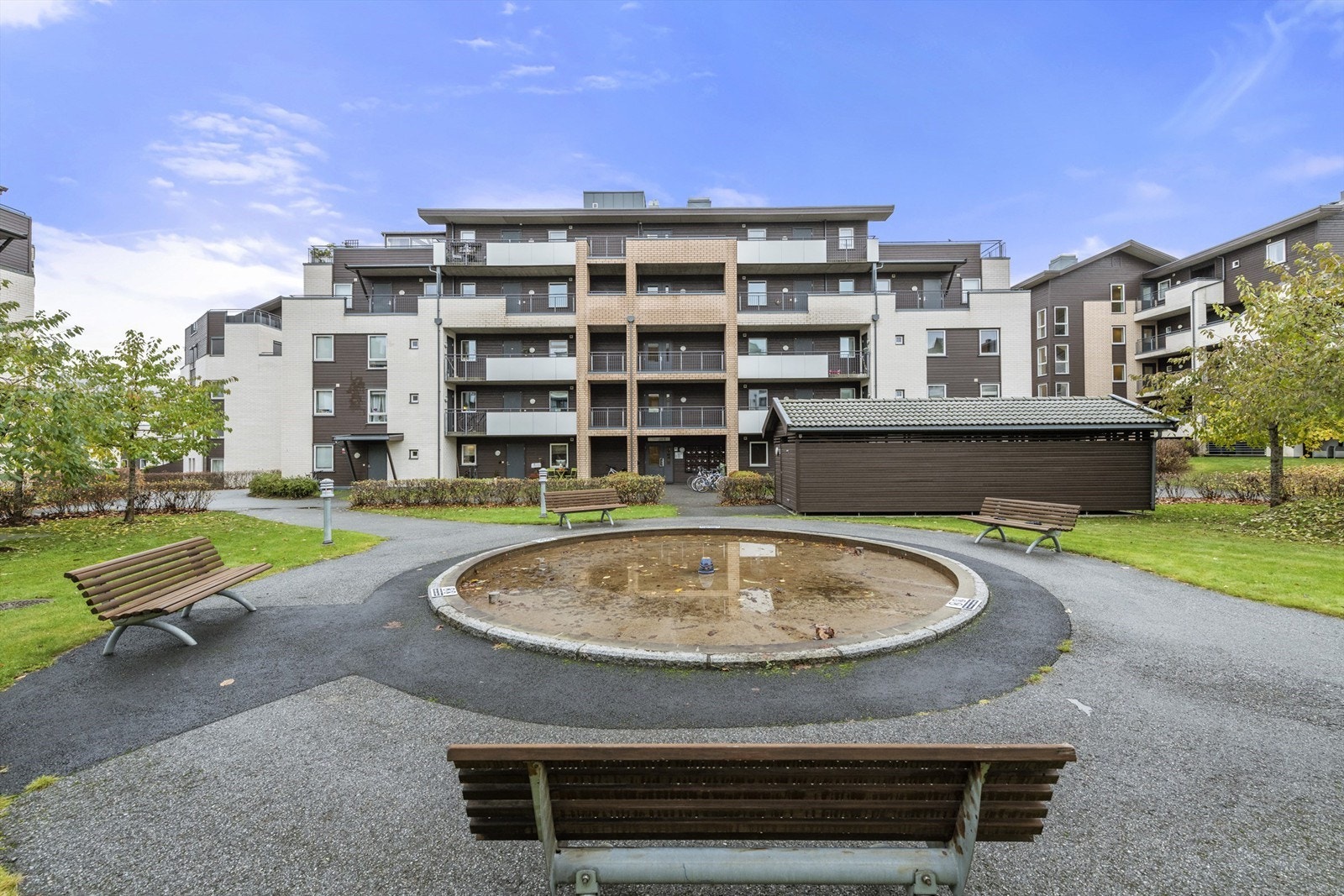 Omkring Såvegen finnes mange flotte grøntarealer og turmuligheter for liten, stor og firbente. Lekeplasser, butikker, cafeer, restauranter m.m. Alt i umiddelbart nærhet Galleribilde