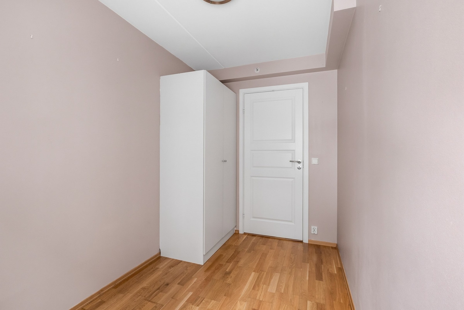 Soverommet har oppbevaringsløsning med garderobeskap Galleribilde