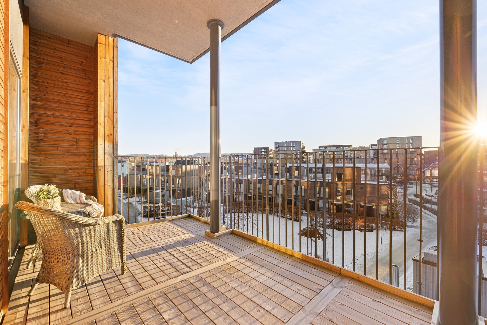 Leilighetens sørvendte balkong nyter svært godt av gode solforhold. Sol fra tidlig formiddag og til den går ned på sommerhalvåret. Galleribilde