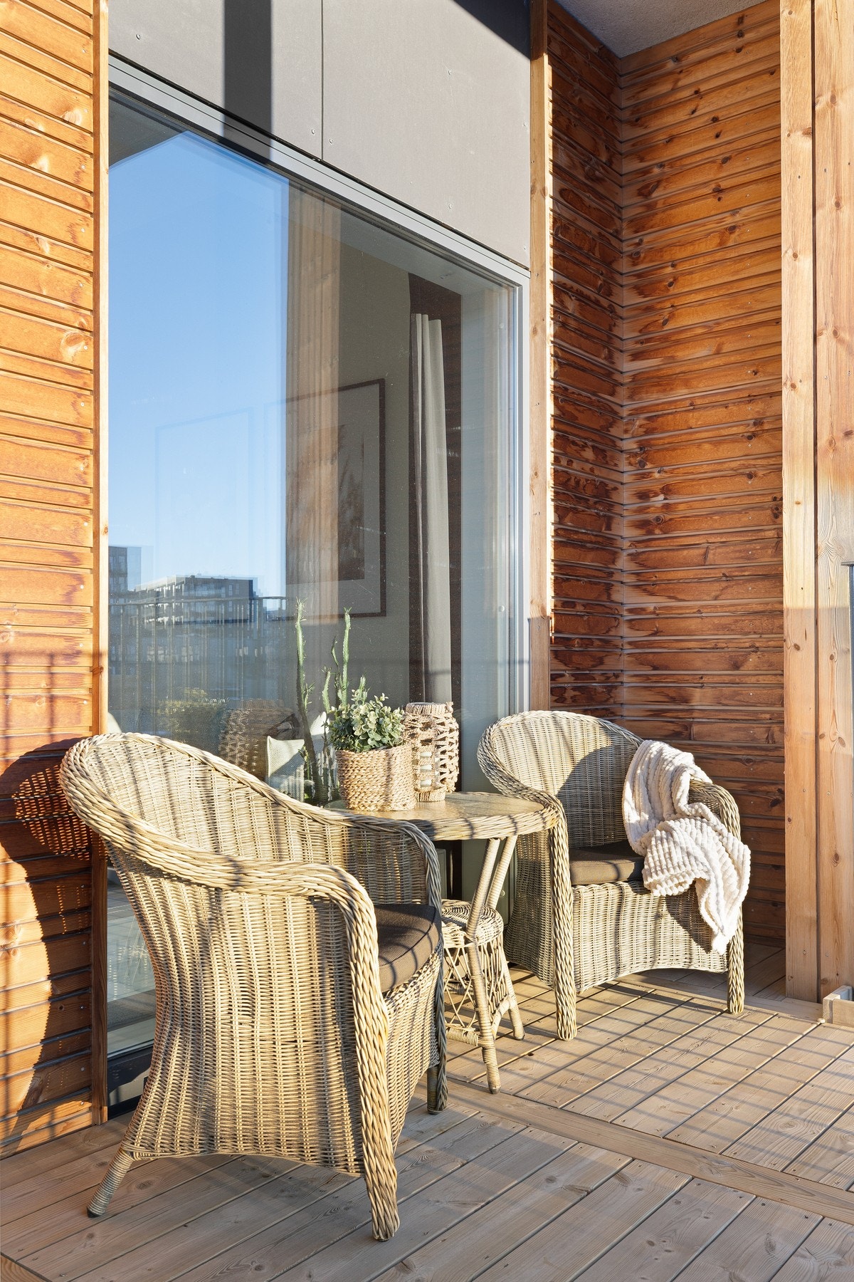 Detaljbilde fra balkongen. Der er for øvrig utebelysning på vegg, samt dobbeltstikk til eksempelvis grillen. Galleribilde