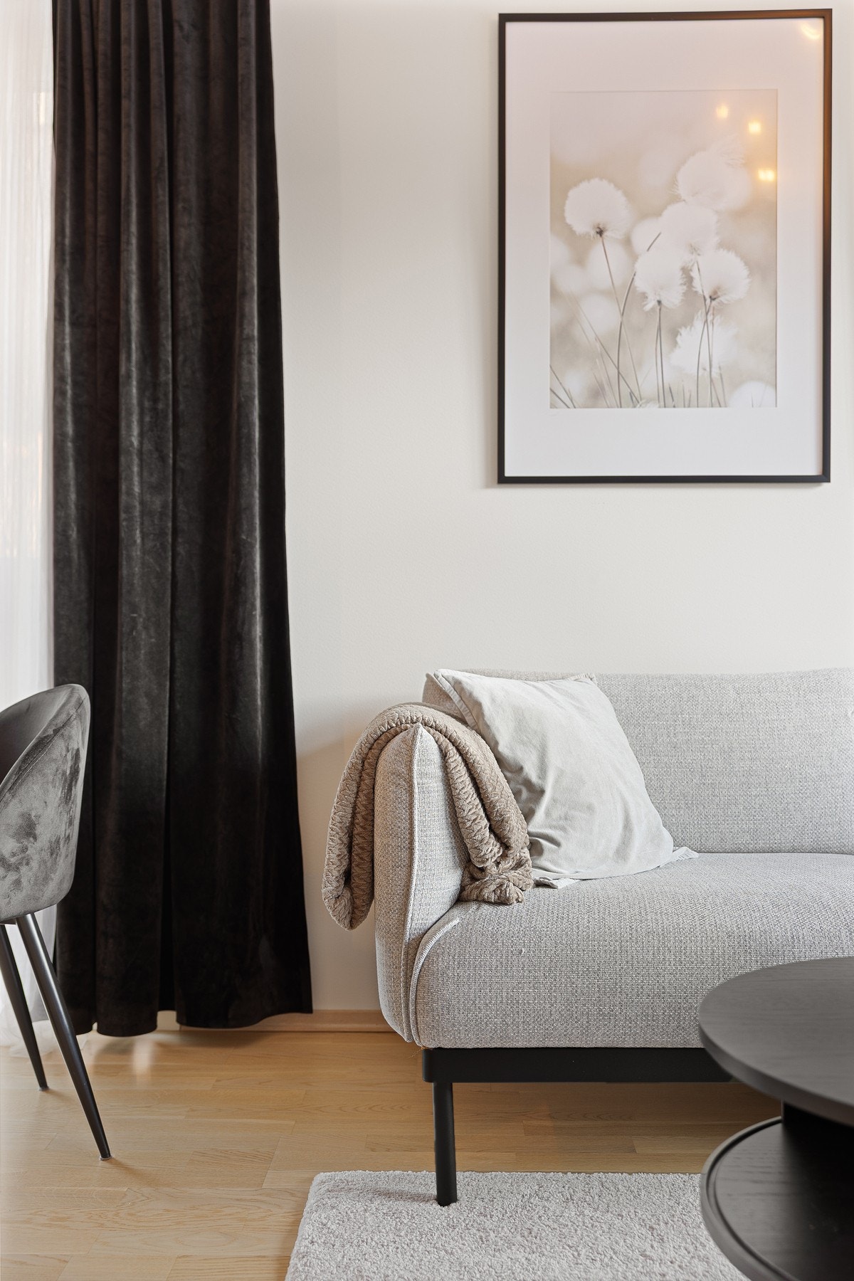 Detaljbilde fra sittegruppe på stue. Galleribilde