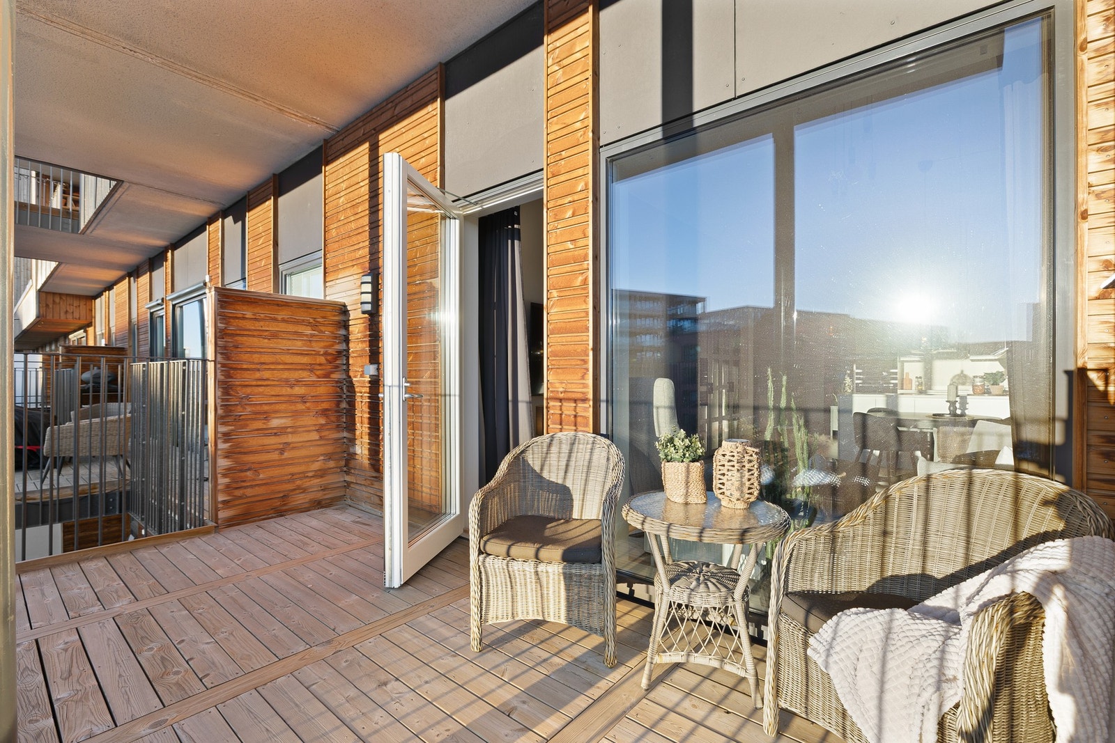 I forlengelse av stuen finner du den solrike balkongen. Balkongen rommer gode 11,3 kvm og har god plass til utendørsmøblement etter ønske. Galleribilde