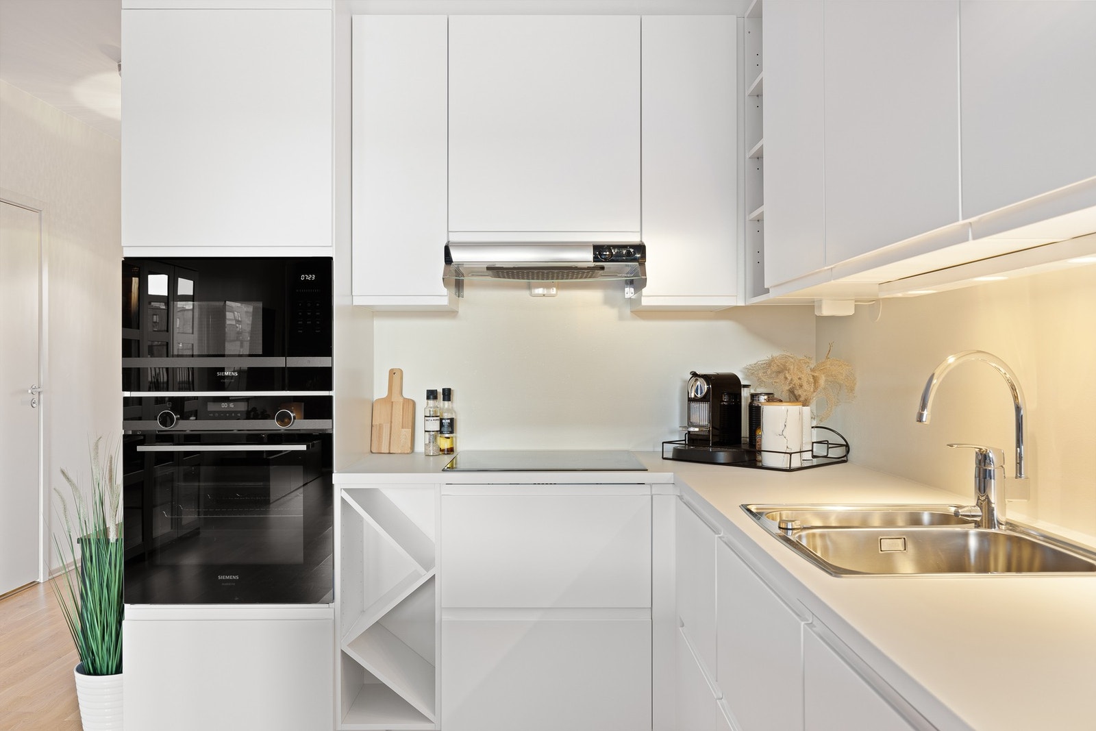 Kjøkkenventilatoren over stekesone har avtrekk via byggets sentralstyrte balanserte ventilasjonsanlegg. Galleribilde