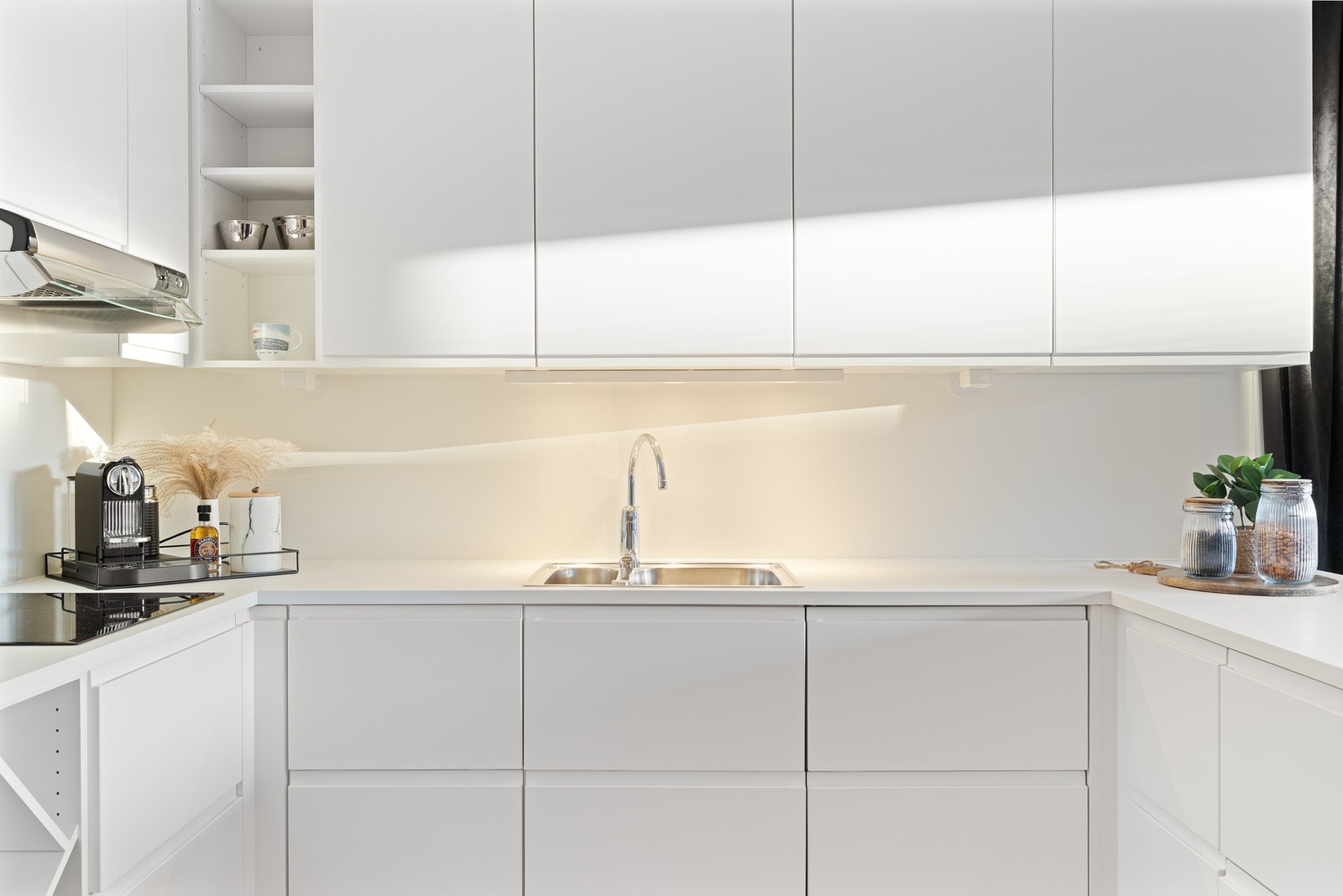 Stilrent kjøkken med grepsfrie fronter og benkeplate i samme fargetone. De integrerte hvitevarene medfølger i handelen og inkluderer stekeovn, platetopp, mikrobølgeovn, kjøleskuffer fra Røros og oppvaskmaskin. Galleribilde