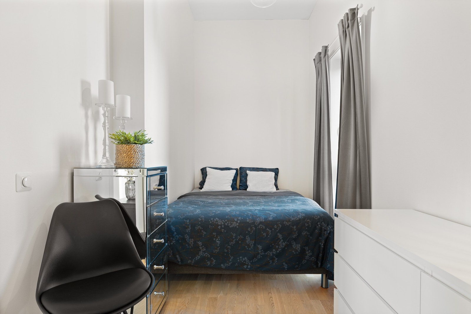 Soverom 2 måler 8,6 kvm og har god plass til romslig seng og andre nødvendigheter. Galleribilde