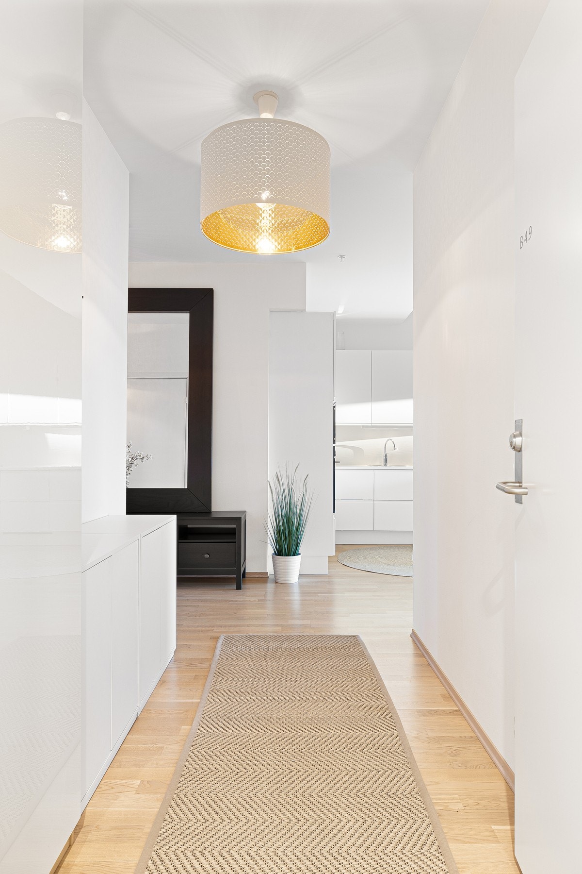 Velkommen til en trivelig visning. Ladebekken 7 C er en super mulighet for deg som ønsker en strøken, romslig, lys og godt beliggende 3-roms selveier med parkeringsplass i kjeller og solrik balkong! Galleribilde