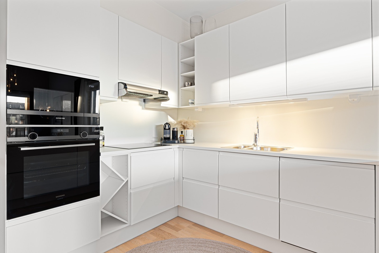 Kjøkkenet er moderne, praktisk designet og levert av kvalitetsmerket JKE. Rikelig med skap- og benkeplass. Galleribilde