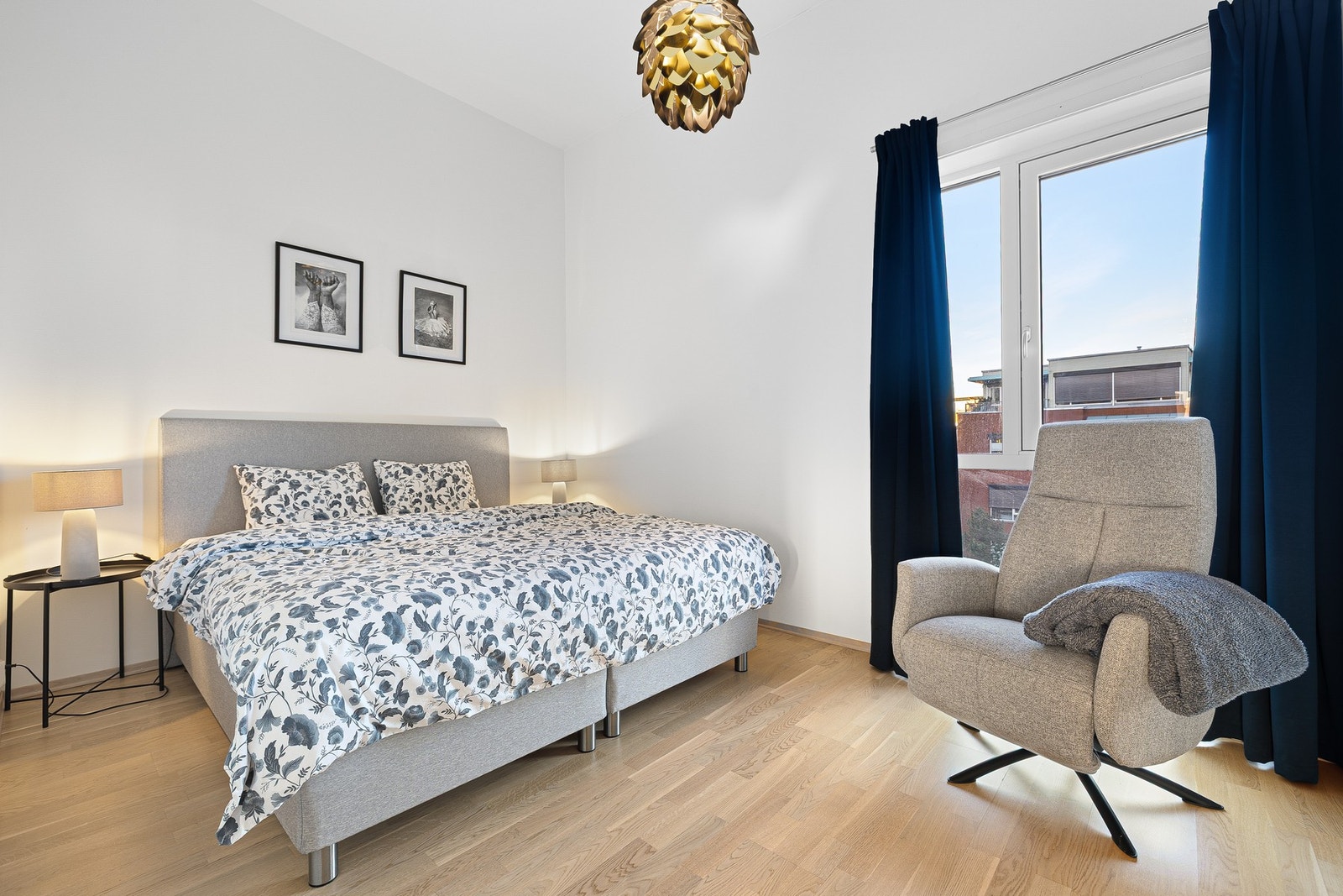 Leilighetens hovedsoverom er på hele 12,6 kvm. God plass til dobbeltseng og annet ønskelig soveromsmøblement. Galleribilde