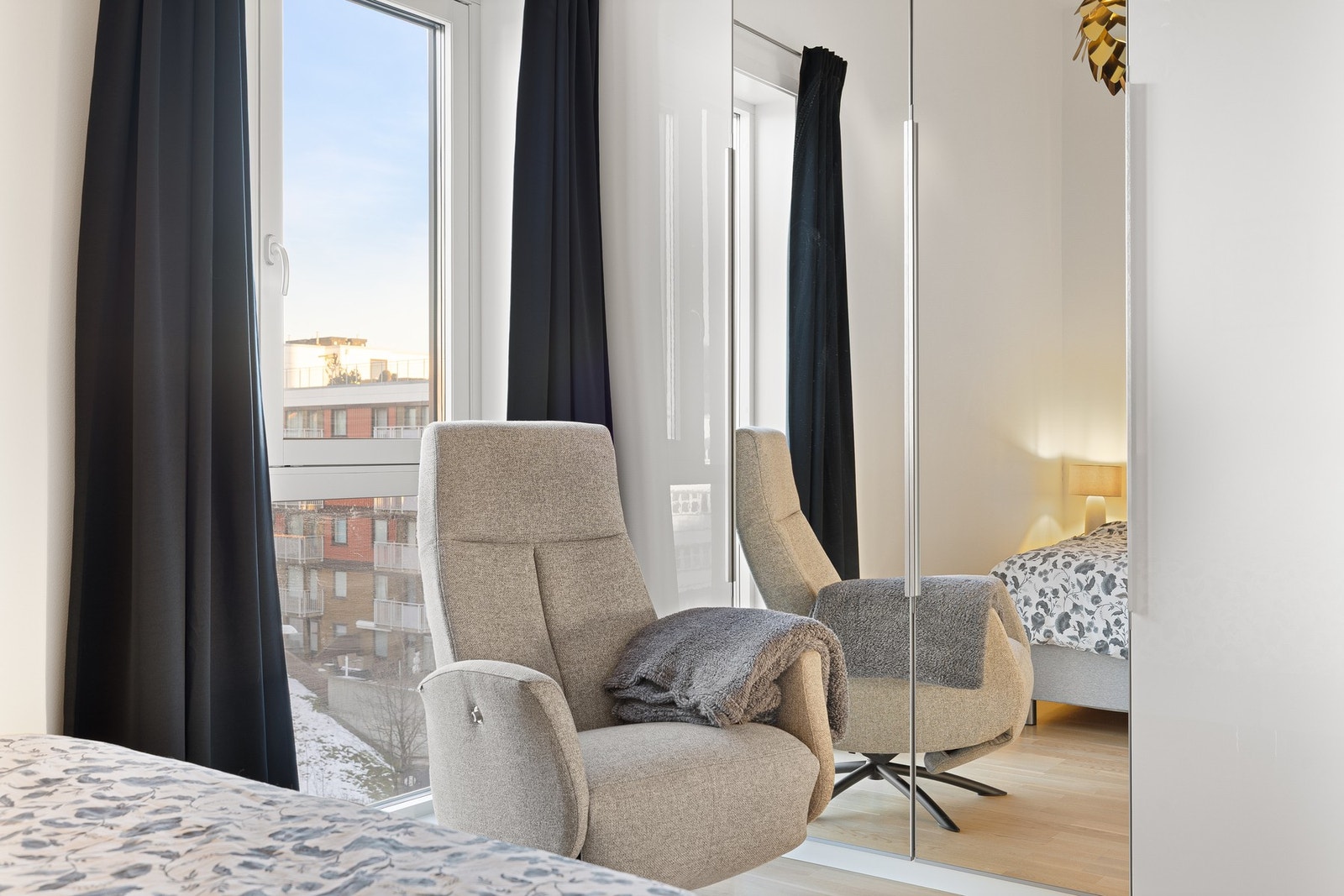 Garderobeskapet på soverommet medfølger i handelen. Galleribilde