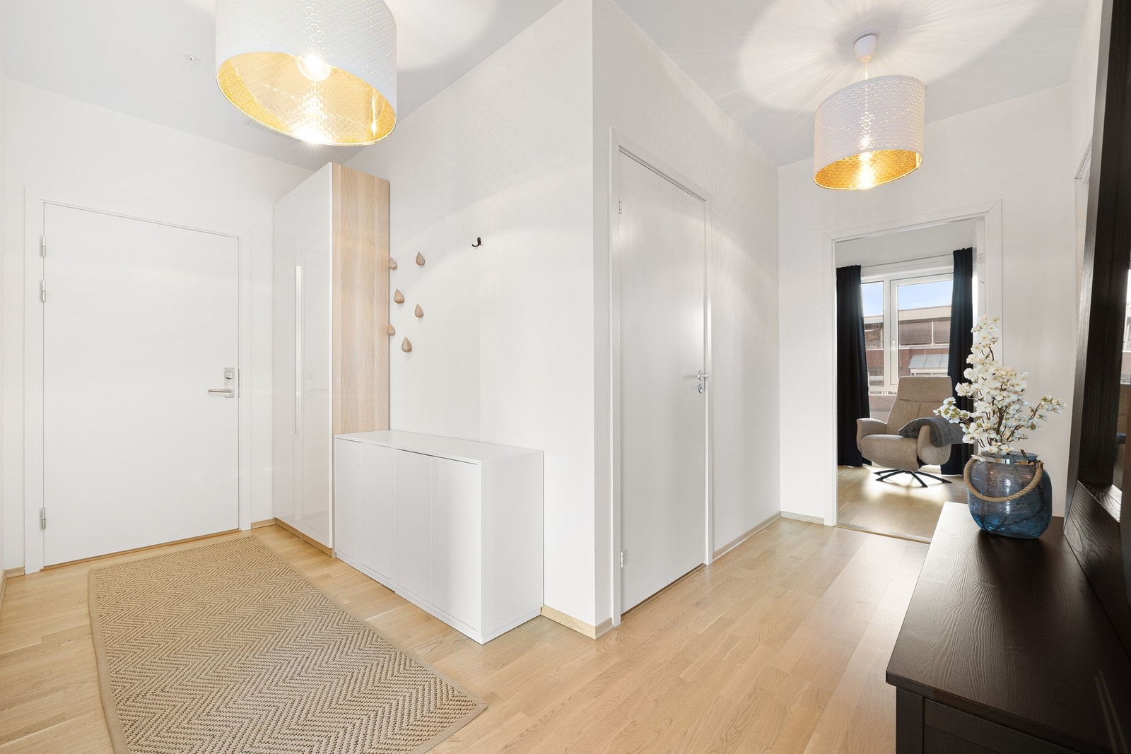 Velkommen inn! Det første som møter deg er en romslig og praktisk entré. God plass til etablering av garderobeløsning, oppheng av yttertøy, oppbevaring av sko og annet etter ønske. Garderobeskapet nærmest døren vil medfølge i handelen. Galleribilde