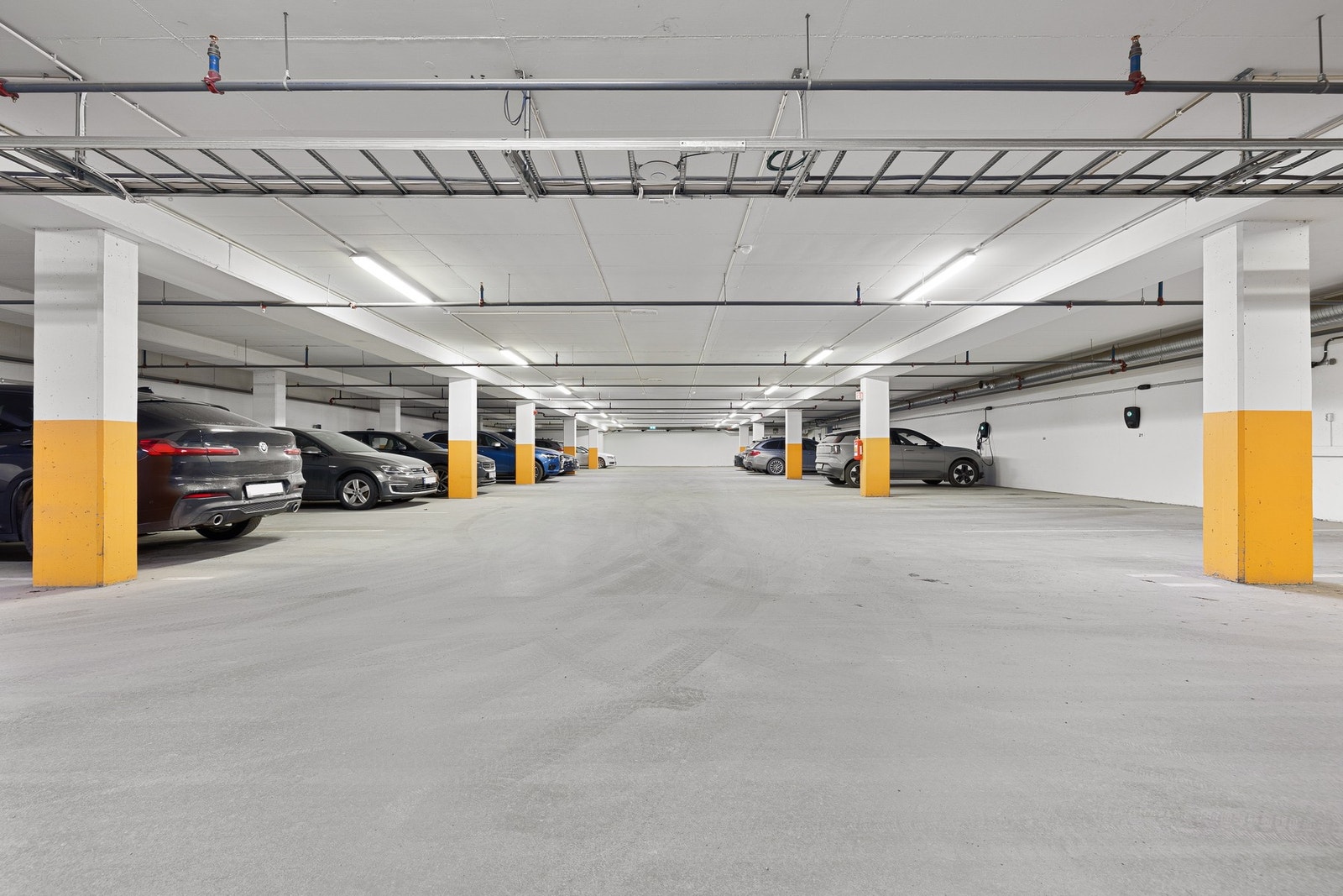 Det følger med én parkeringsplass i oppvarmet garasjekjeller. Det er installert el-bil lader. Galleribilde