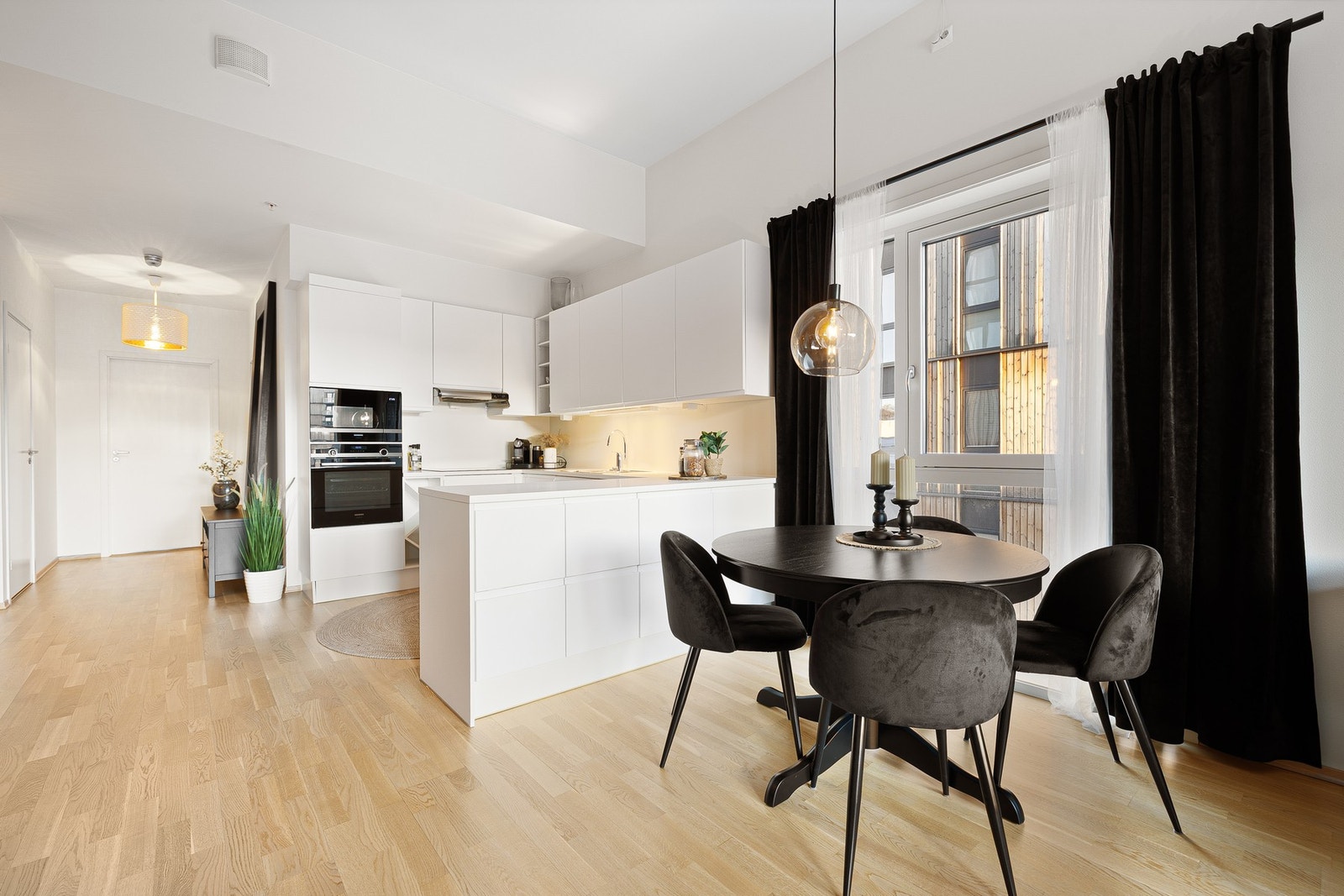 Stue/kjøkken løsningen rommer totalt 27,9 kvm. Kjøkkenet har sin naturlige plassering i rommet med en praktisk og åpen løsning. Galleribilde