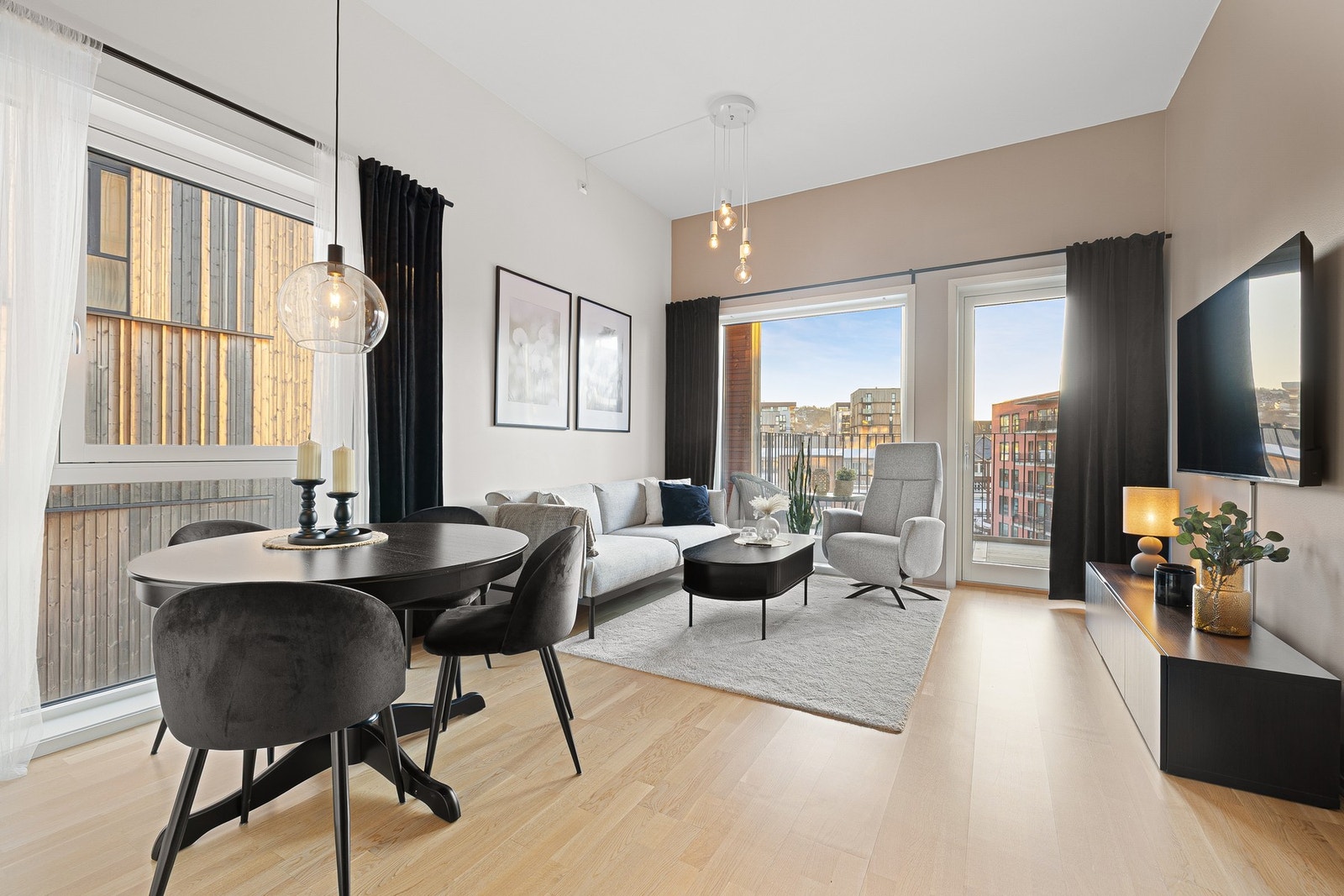 I leiligheten gir den unike takhøyden (3,3 meter i stue) en åpen, luftig og behagelig romopplevelse. Galleribilde