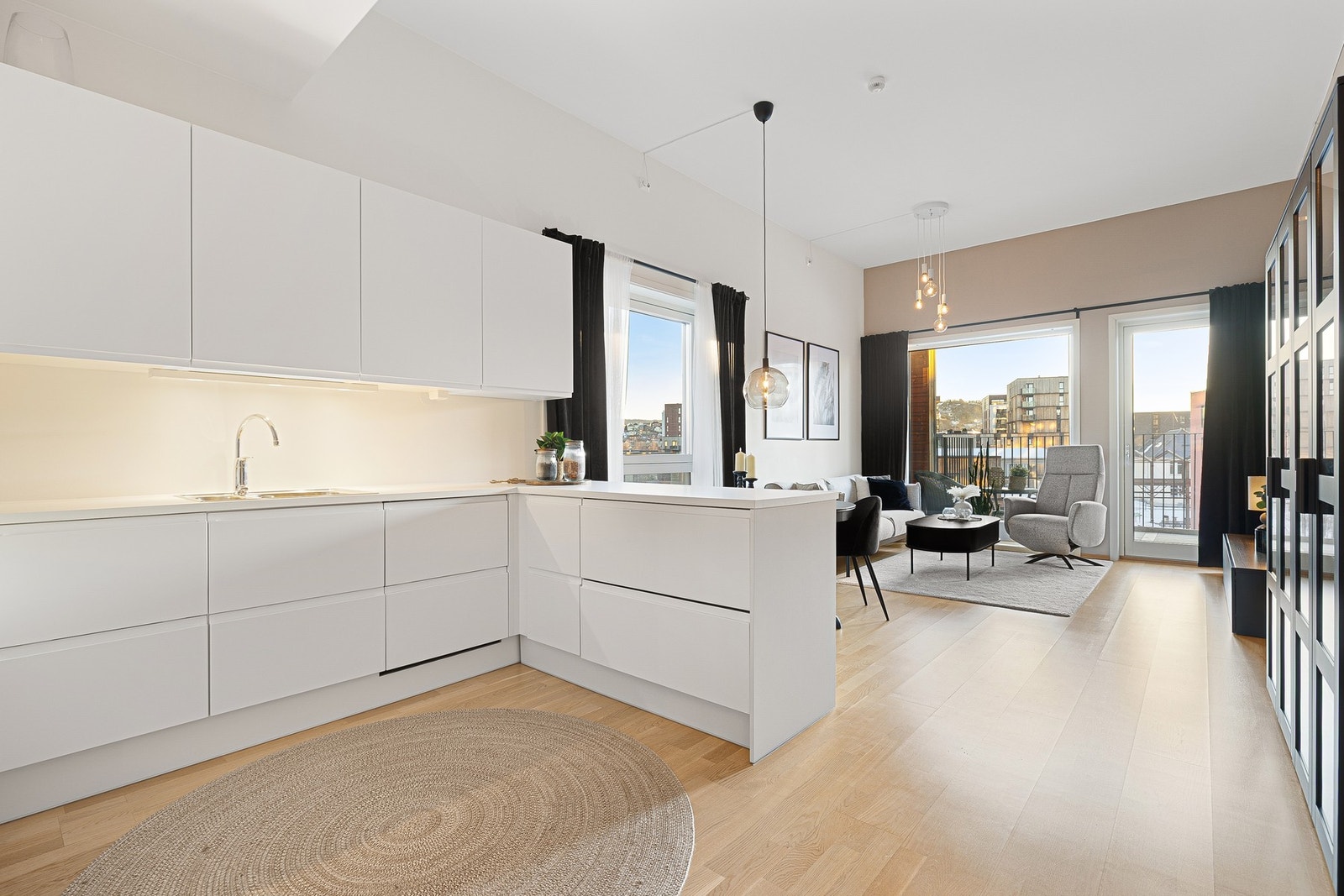 EiendomsMegler 1 v/ Mads Larsen har gleden av å ønske velkommen til Ladebekken 7 C! En moderne, lys og meget innbydende 3-roms hjørneleilighet med en unik takhøyde på hele 3,3 meter i stuen. Galleribilde