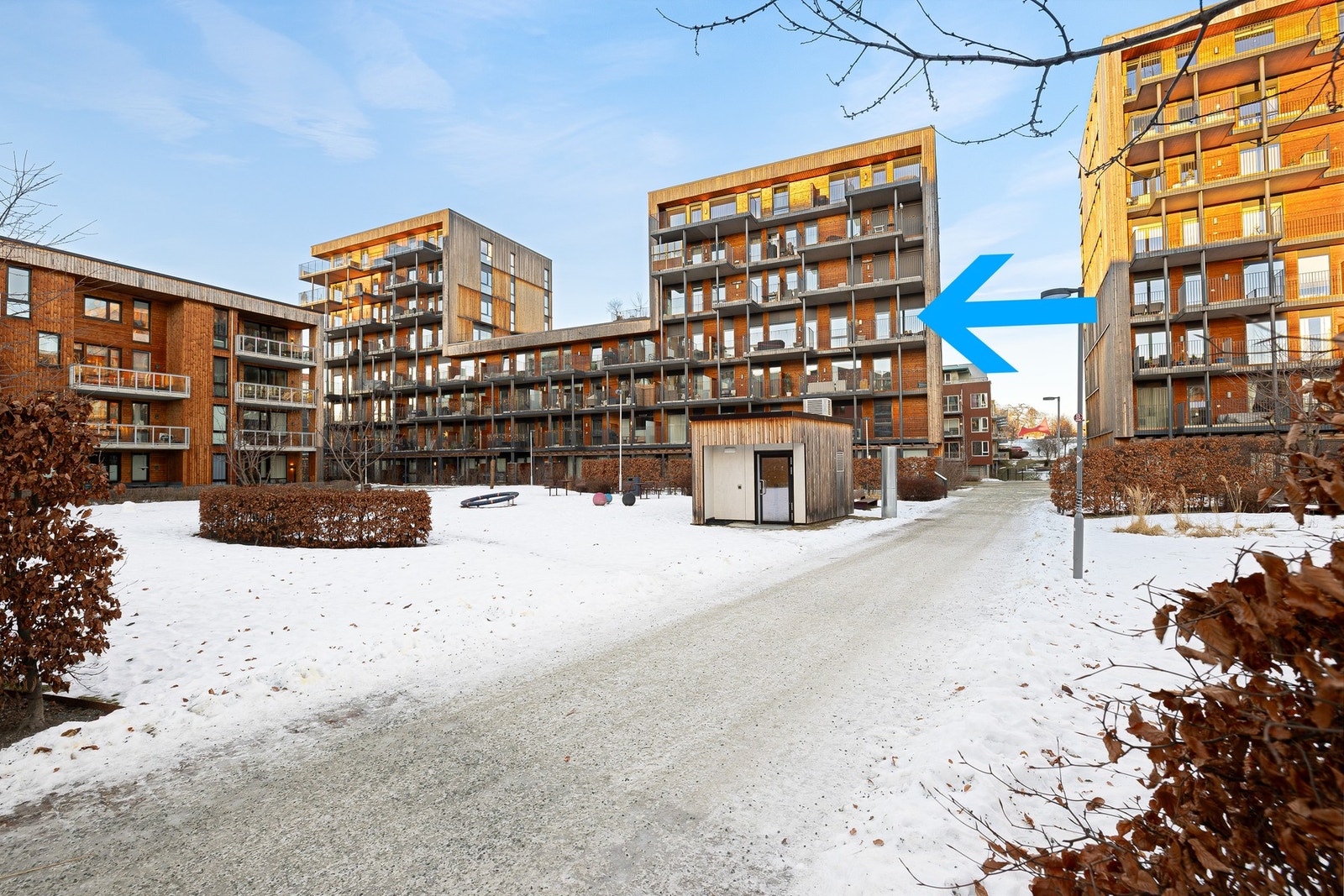 Leilighetens beliggenhet er markert med blå pil. Som eier av Ladebekken 7 C vil du bli en del av sameiet Ladebekken 7 som totalt innehar 60 boligseksjoner. Fellesområdet er opparbeidet med internstier, grøntareal, lekeapparater og vekster. Galleribilde