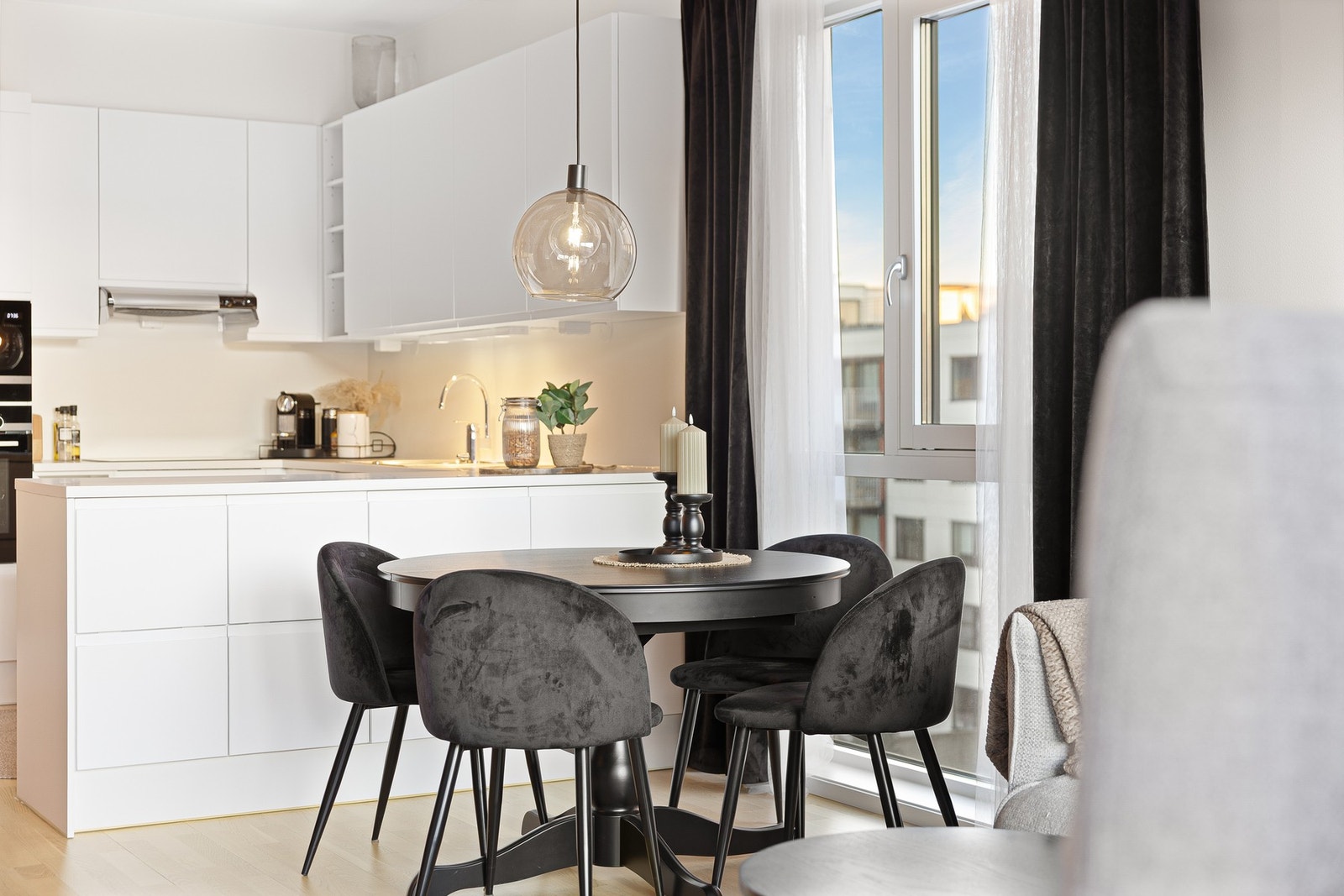 Ved annonsert fellesvisning vil det skiltes i regi av EiendomsMegler 1. Har du spørsmål til leiligheten er det bare å ta kontakt med megler på tlf: 941 60 434. Galleribilde