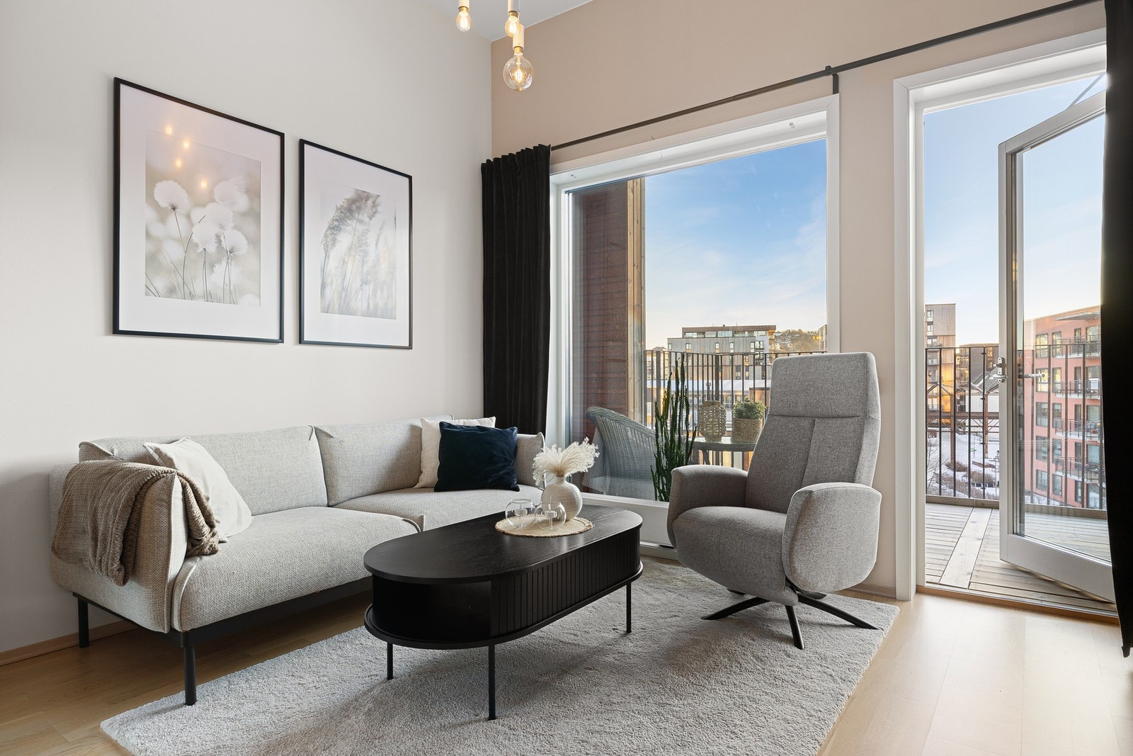 Leiligheten fremstår innholdsrik med 2 soverom, intern bod, bad, gang/entré, åpen stue/kjøkken løsning og en 11,3 kvm stor solrik balkong. I tillegg medfølger det en sportsbod og en parkeringsplass med el-bil lader i kjeller. Galleribilde