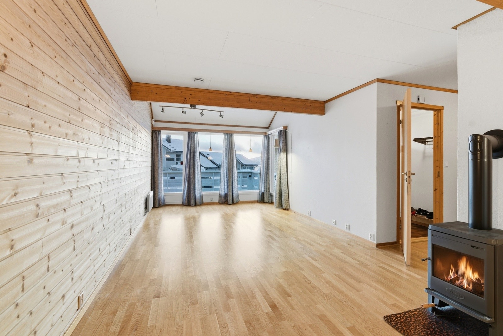 Det er peis i stuen som gir ekstra varme og kos på kalde dager - Varme i gulv Galleribilde