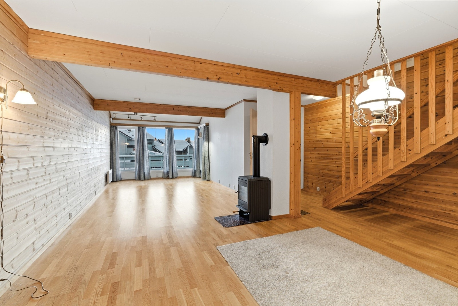 L-formet stue med god plass til både sitte- og spisegruppe Galleribilde