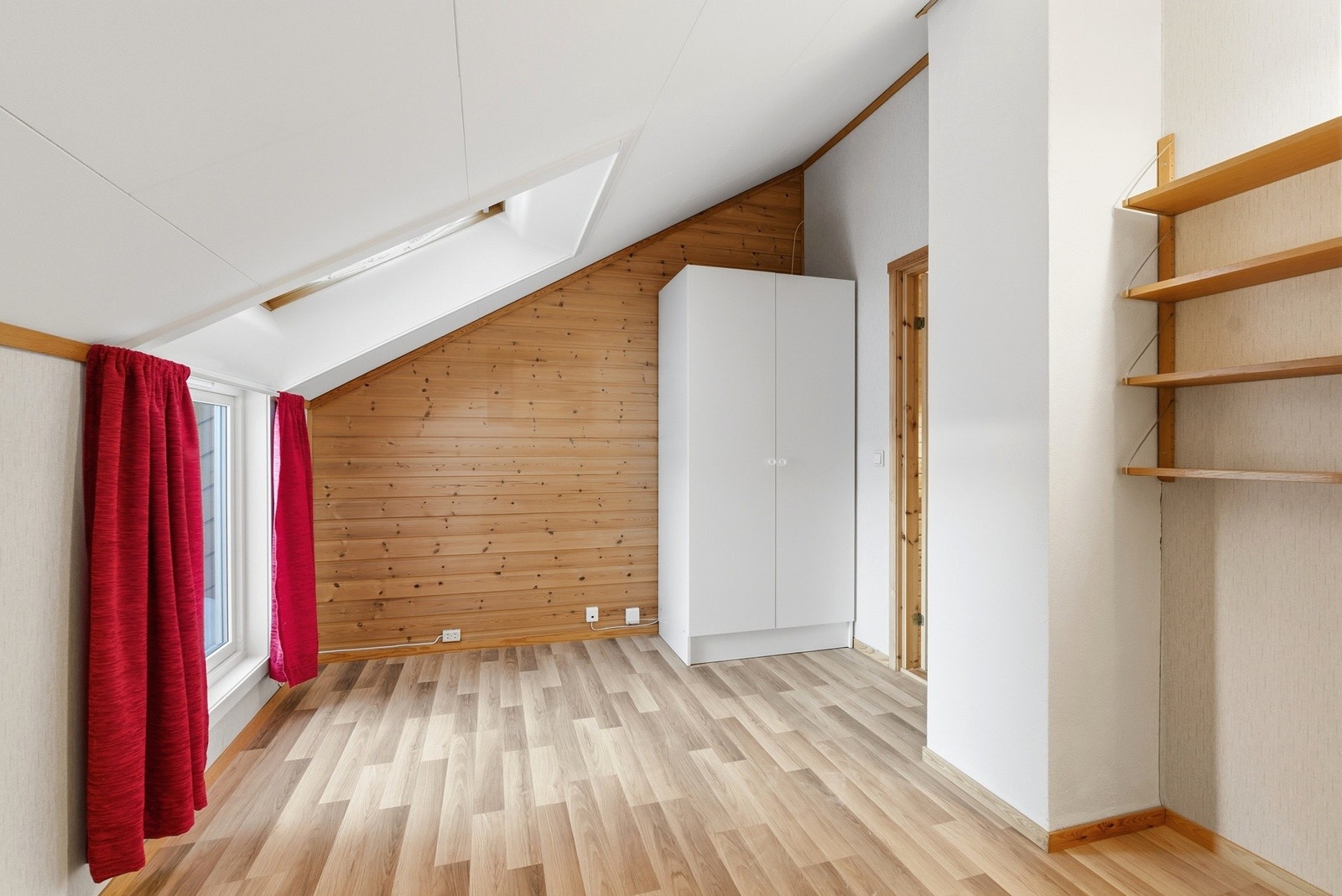 Soverom nr. 1 med garderobeskap Galleribilde