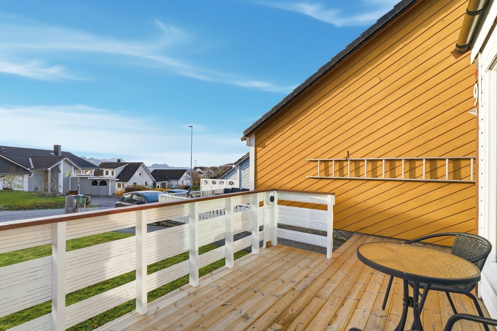Sørvendt terrasse med utsikt mot Sandhornet Galleribilde