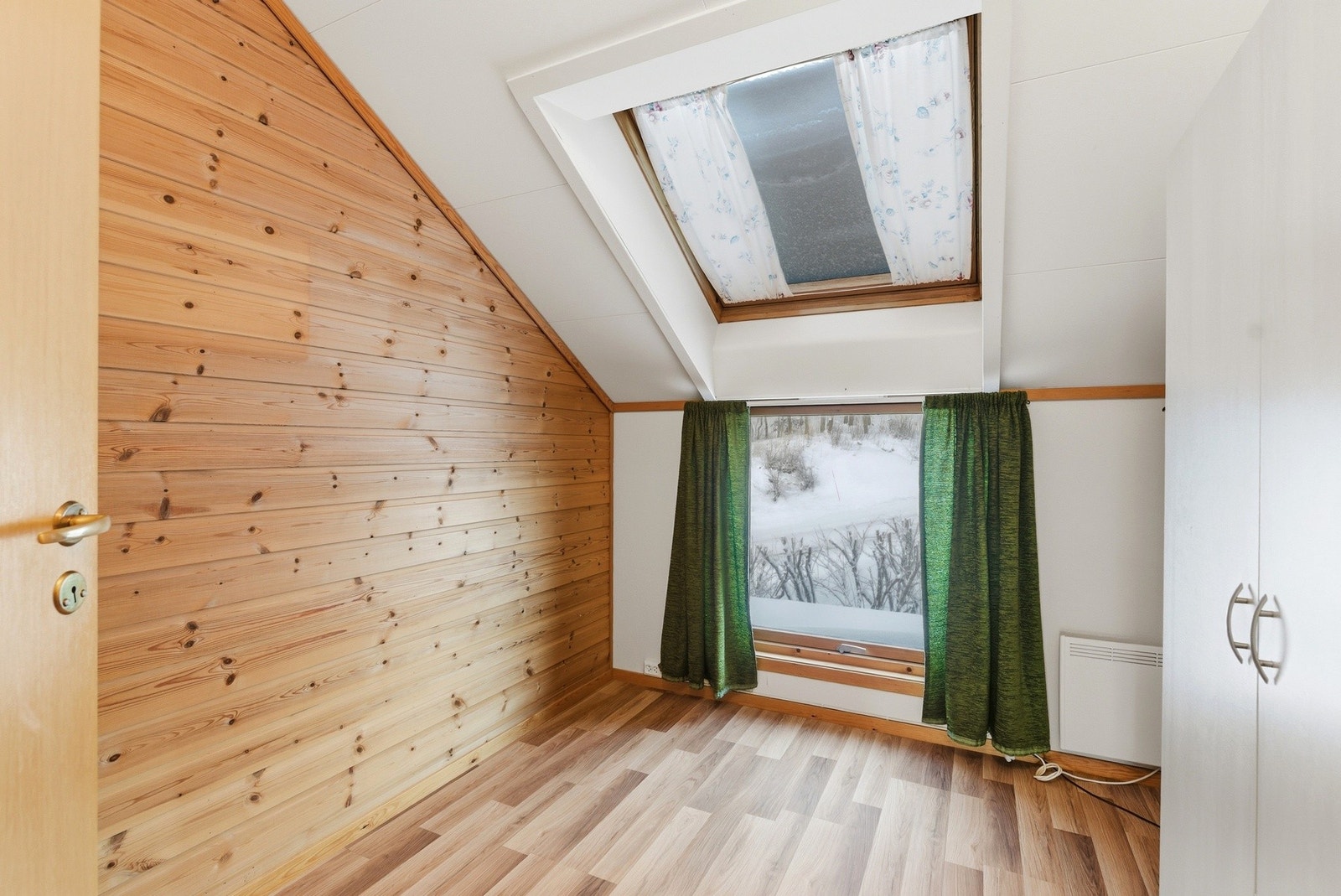 Soverom nr. 3 med garderobeskap Galleribilde