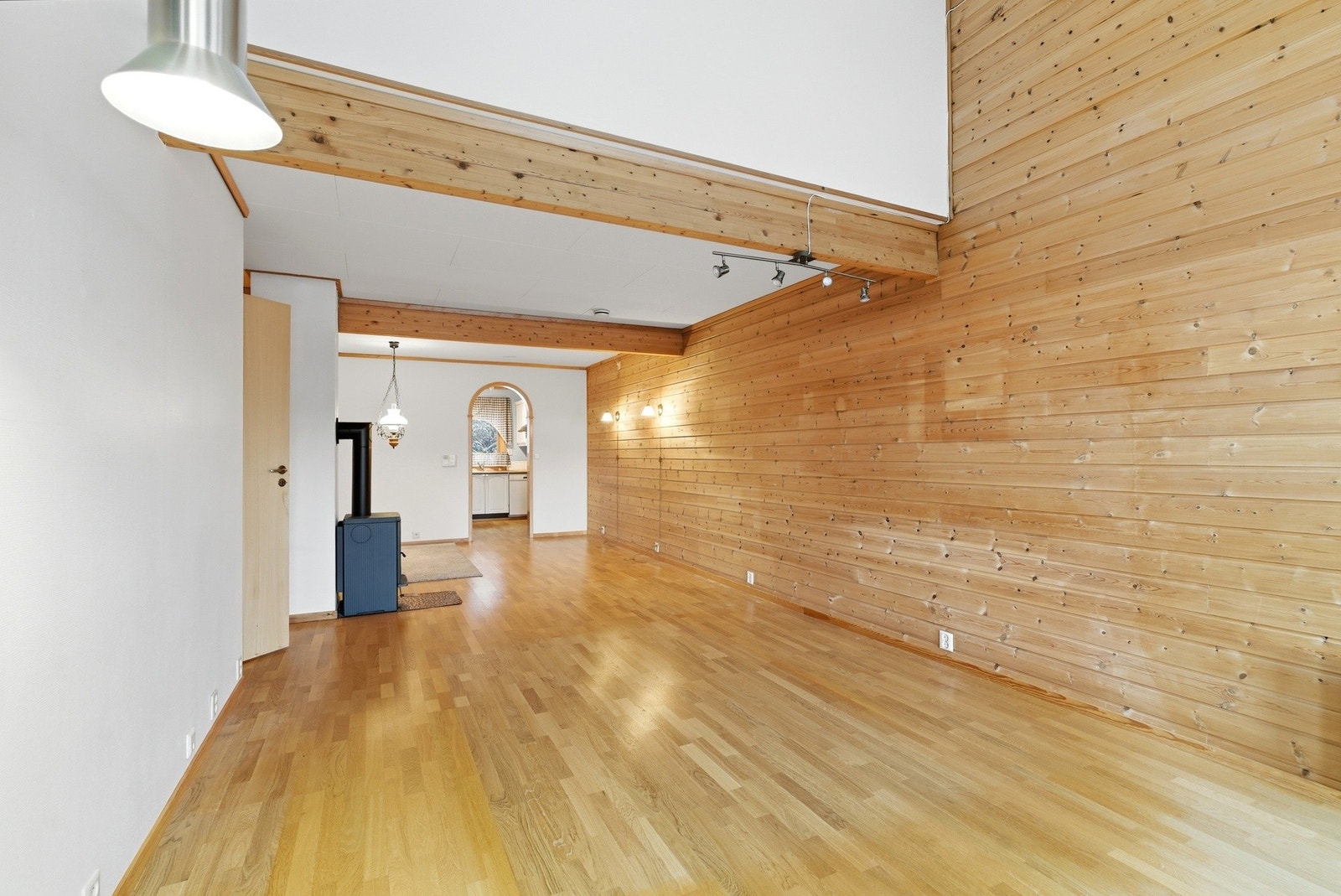 Stue med gulvvarme, vedfyring og varmepumpe Galleribilde