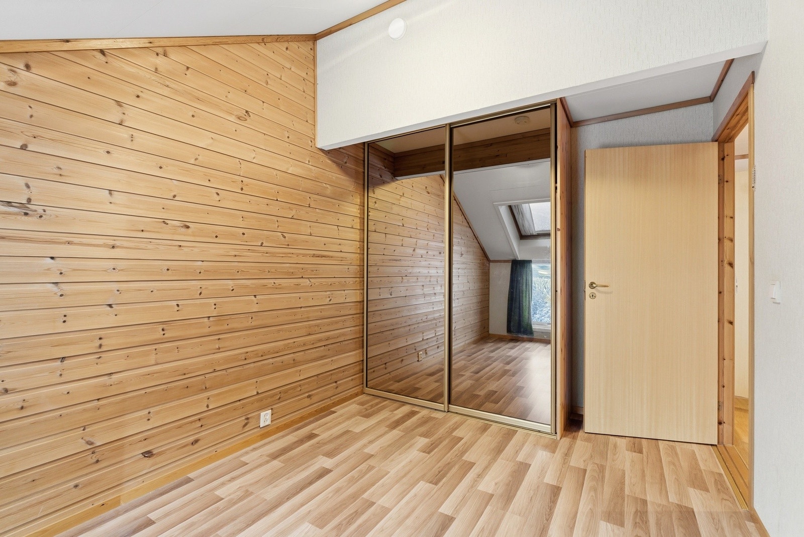 Soverom nr. 2 med skyvedørsgarderobe Galleribilde