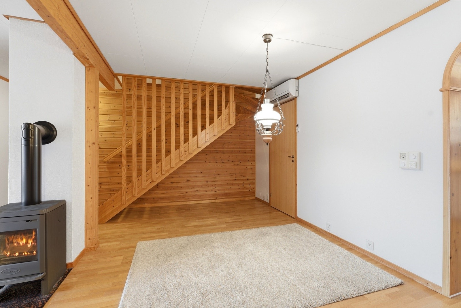 Det er etablert luft-til-luft varmepumpe ved spisestuen. Galleribilde