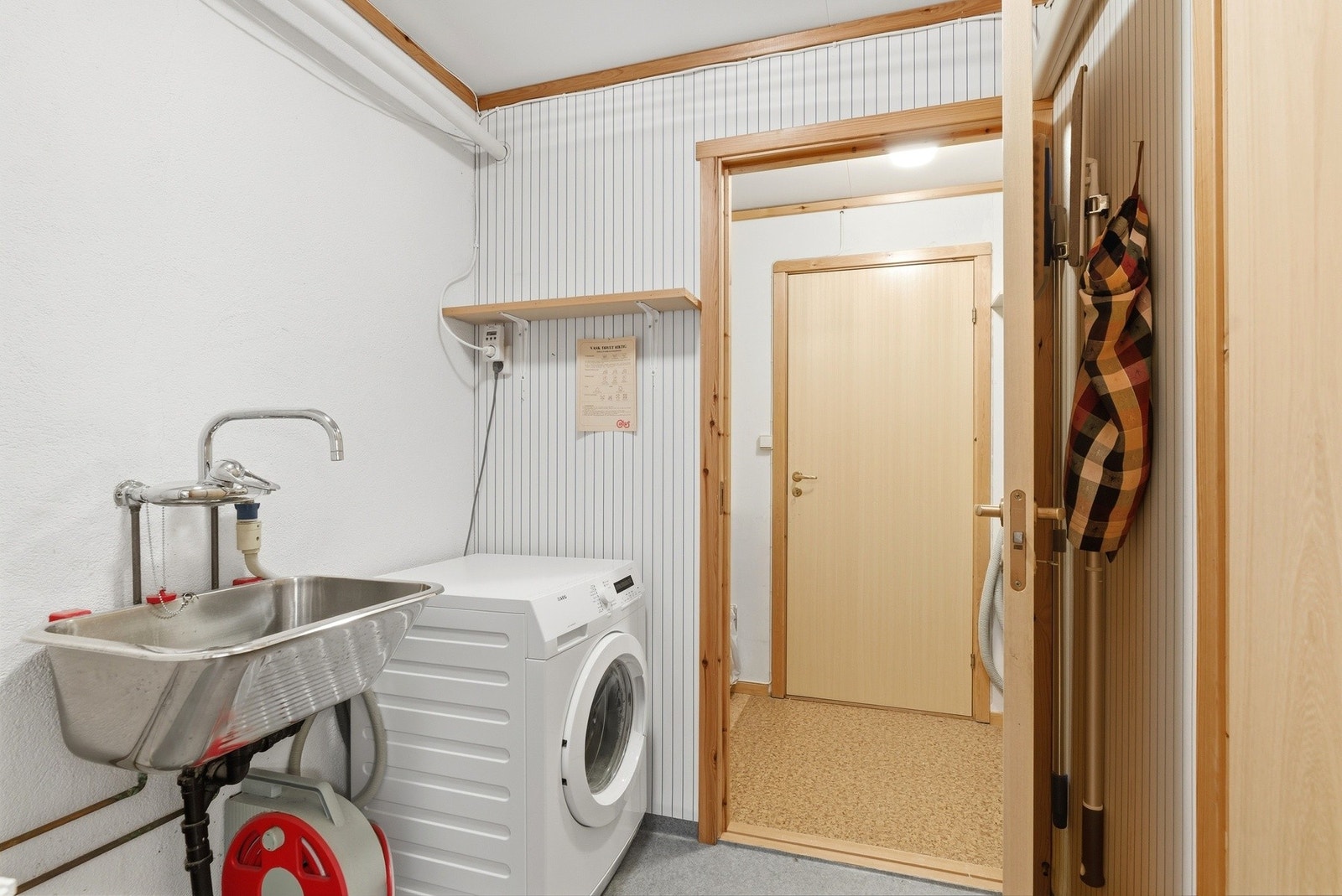 Vaskerom med vegghengt utslagsvask - Her er det adkomst til wc-rom og to boder Galleribilde