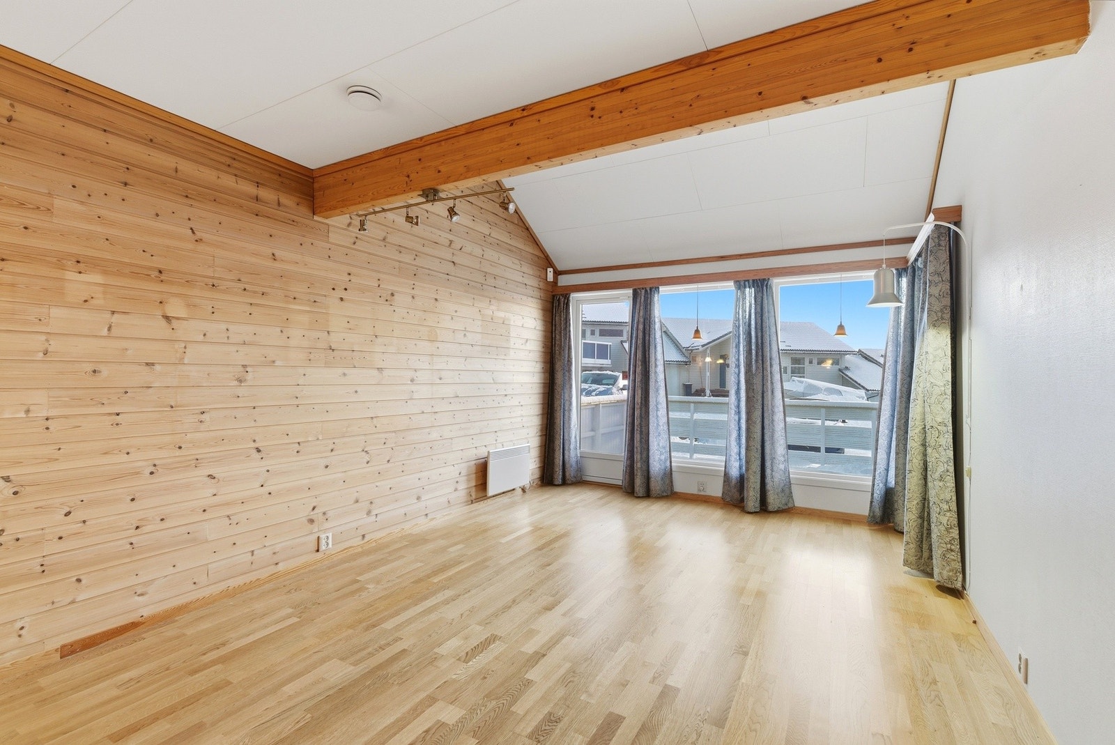 Stue med varme i gulv, vedfyring og varmepumpe Galleribilde