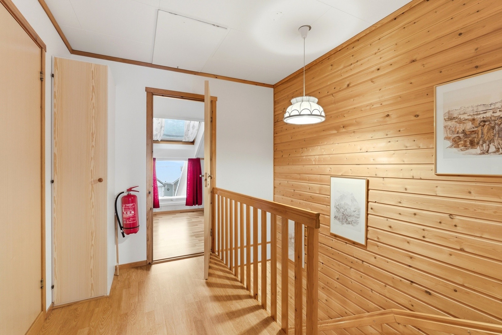 Gang/trapperom i andre etasje - Her er det adkomst til bad, tre soverom og kaldloft med rikelig lagringsplass Galleribilde