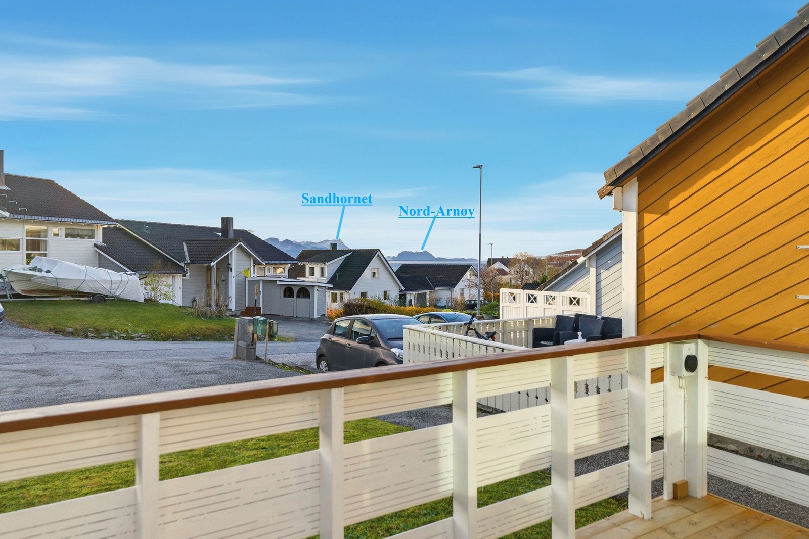 Sørvendt terrasse med utsikt mot Sandhornet Galleribilde