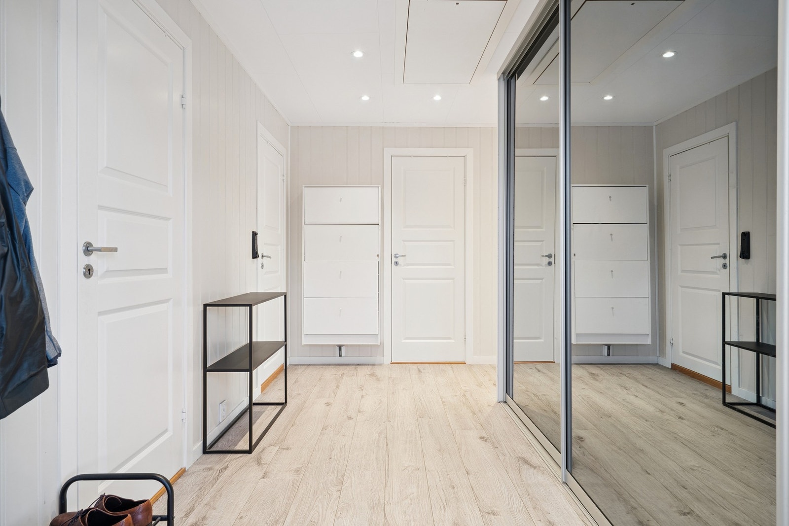 Romslig skyvedørsgarderobe, samt dør inn til badet og til 2 soverom Galleribilde